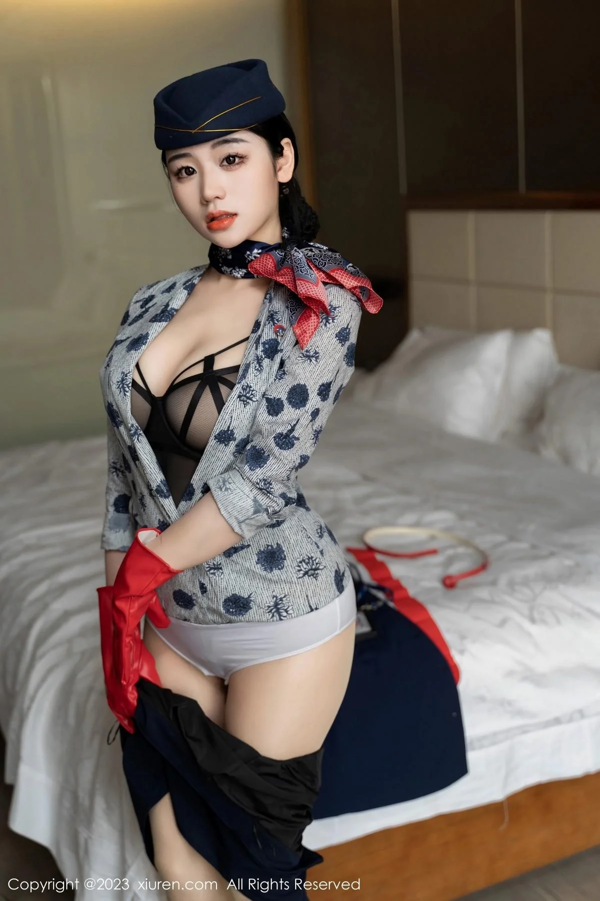 汐汐爱吃草莓性感空姐制服露黑色内衣秀完美身材绝美写真 第 23 张