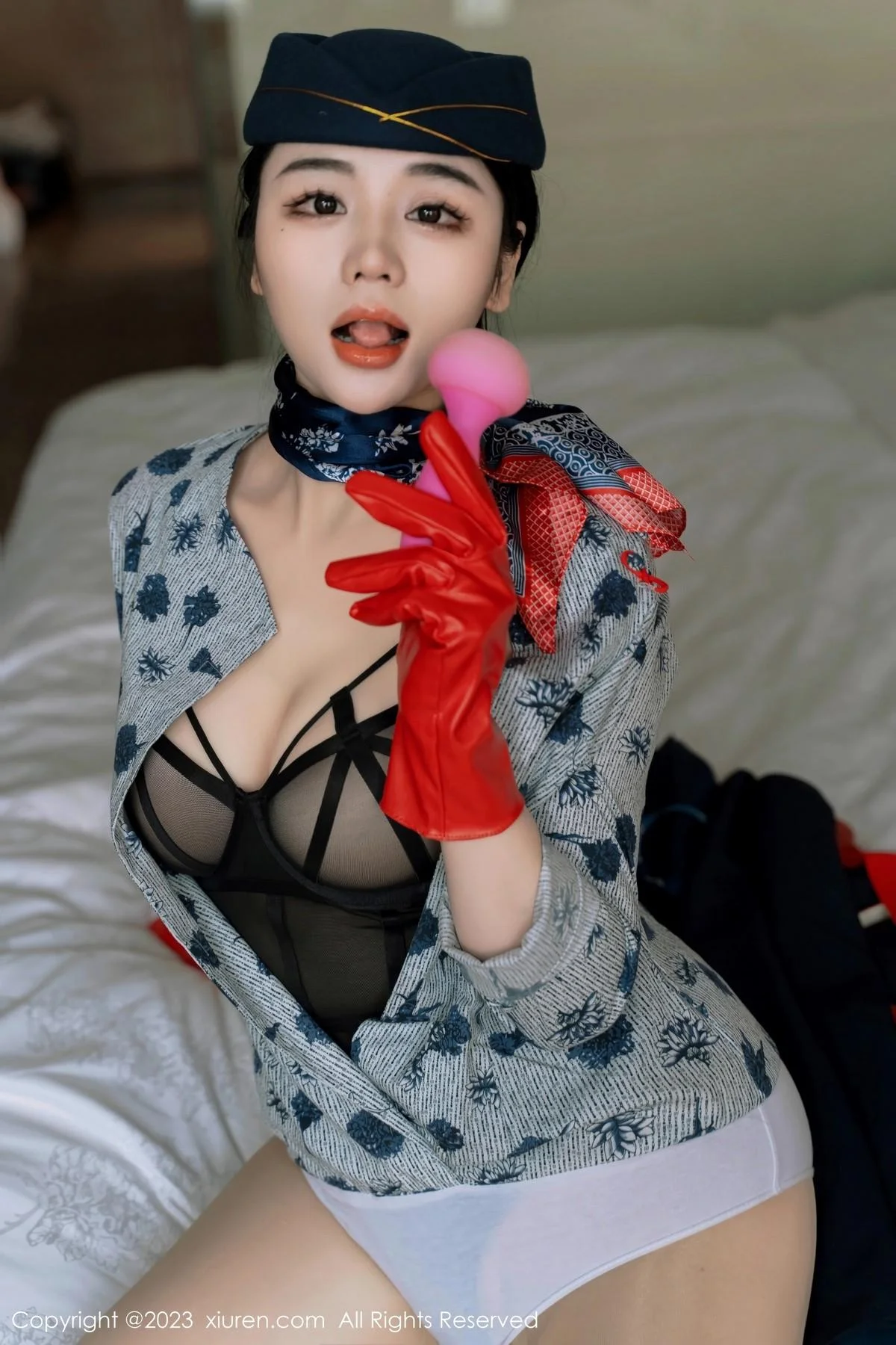 汐汐爱吃草莓性感空姐制服露黑色内衣秀完美身材绝美写真 第 3 张