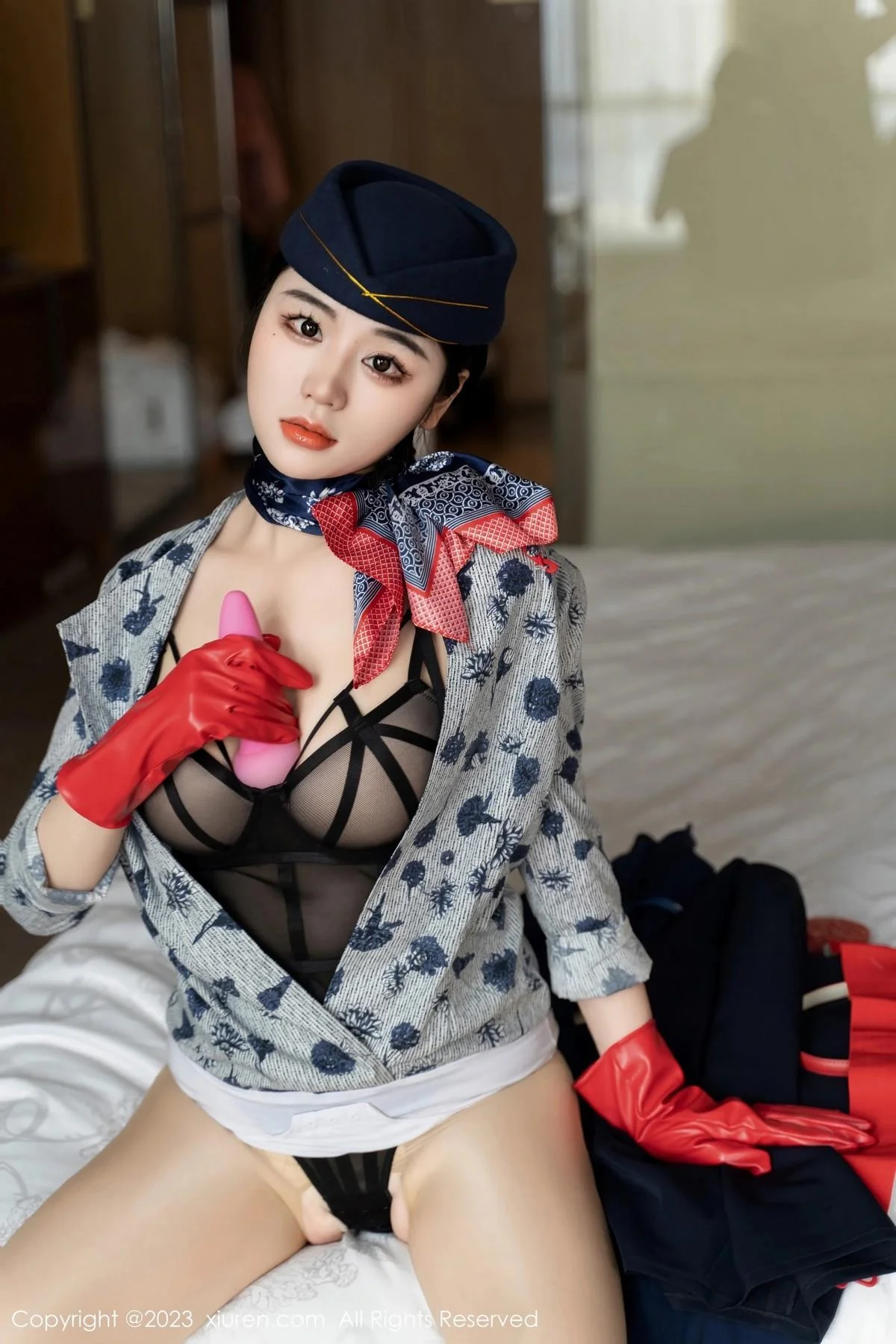 汐汐爱吃草莓性感空姐制服露黑色内衣秀完美身材绝美写真 第 38 张