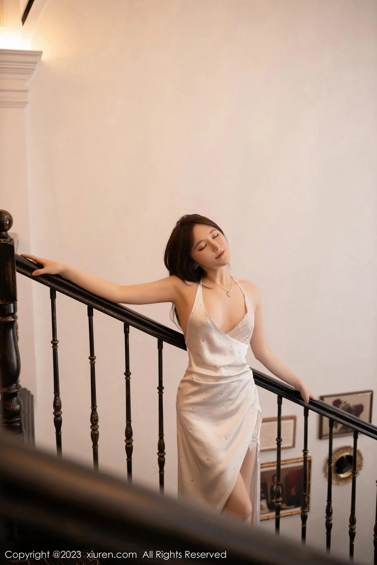 鱼子酱Fish性感白色连衣裙配原色丝袜秀曼妙身姿绝美写真 第 13 张
