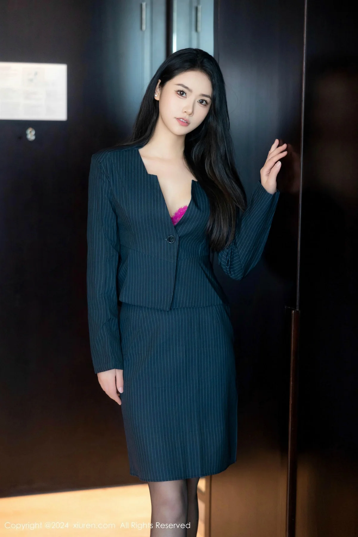 方子萱黑色OL服饰露红色内衣配黑丝吊袜秀凹凸身材绝美写真 第 2 张