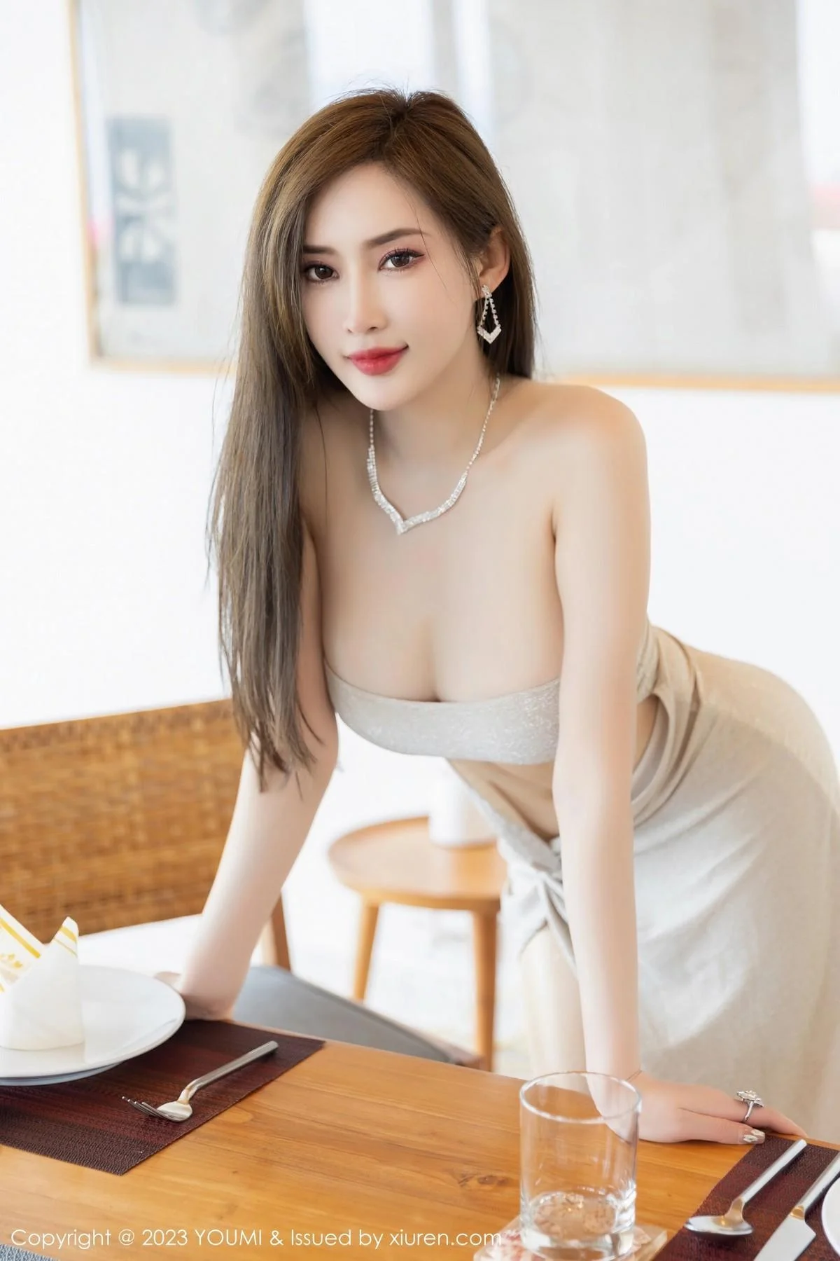Carol周妍希性感浅灰露肩裙配开档肉丝秀丰满身材绝美写真 第 15 张