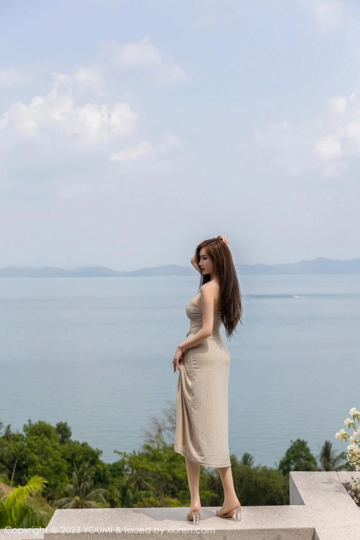 Carol周妍希性感浅灰露肩裙配开档肉丝秀丰满身材绝美写真 第 34 张
