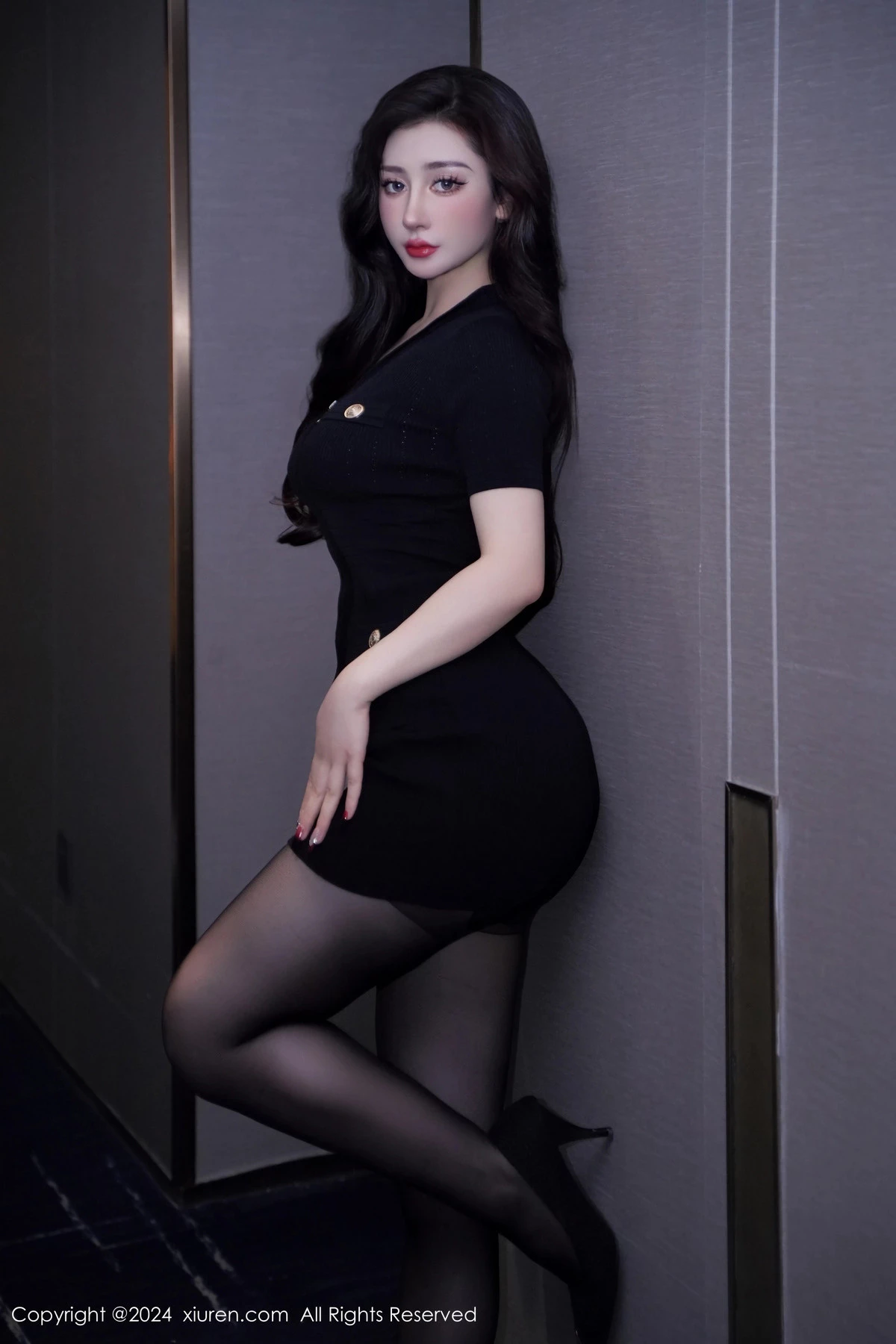 蕾蕾醒了没性感黑色收身服饰配超薄黑丝秀丰腴身材绝美写真 第 10 张