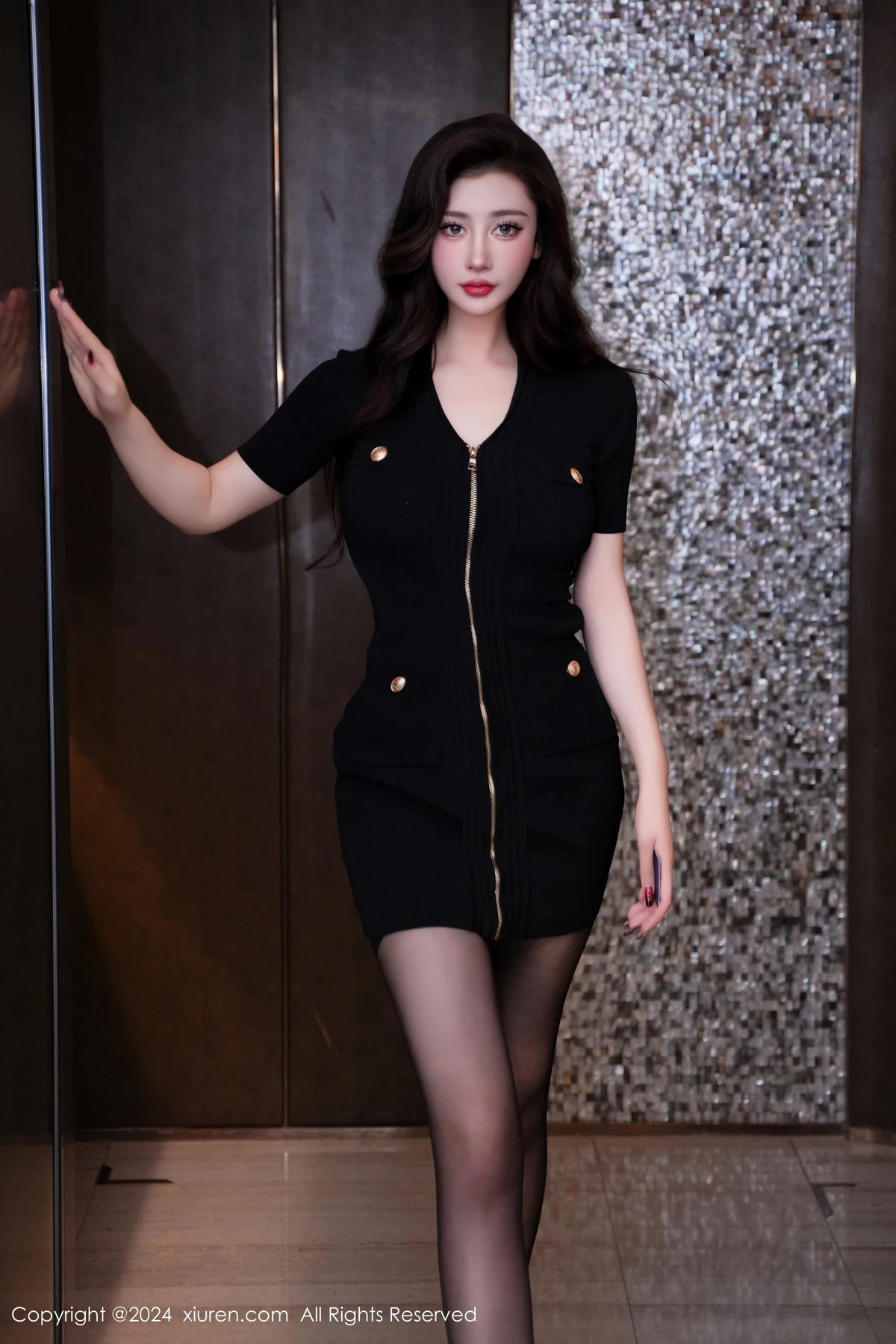 蕾蕾醒了没性感黑色收身服饰配超薄黑丝秀丰腴身材绝美写真 第 16 张