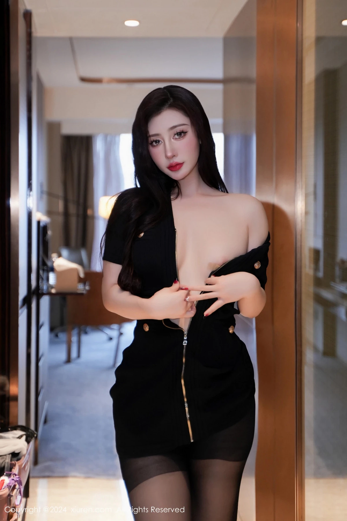 蕾蕾醒了没性感黑色收身服饰配超薄黑丝秀丰腴身材绝美写真 第 27 张