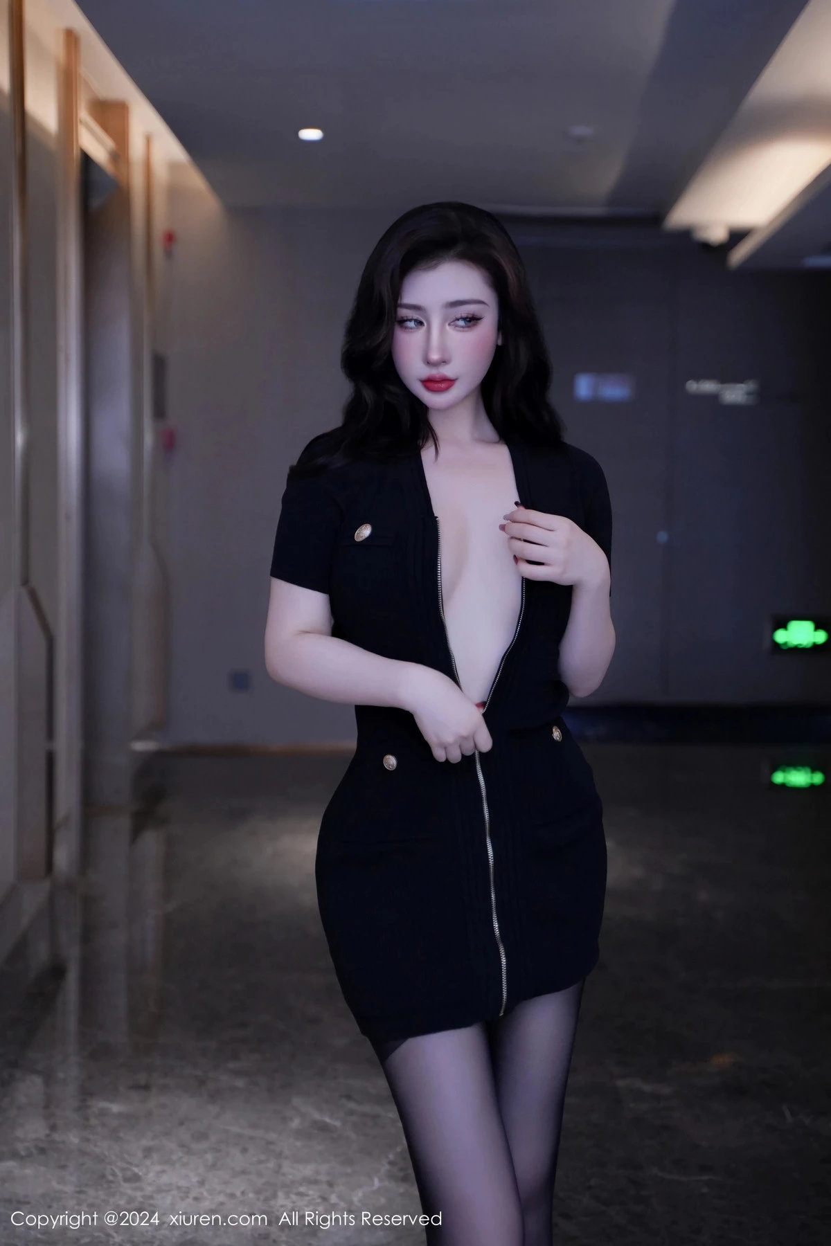 蕾蕾醒了没性感黑色收身服饰配超薄黑丝秀丰腴身材绝美写真 第 67 张