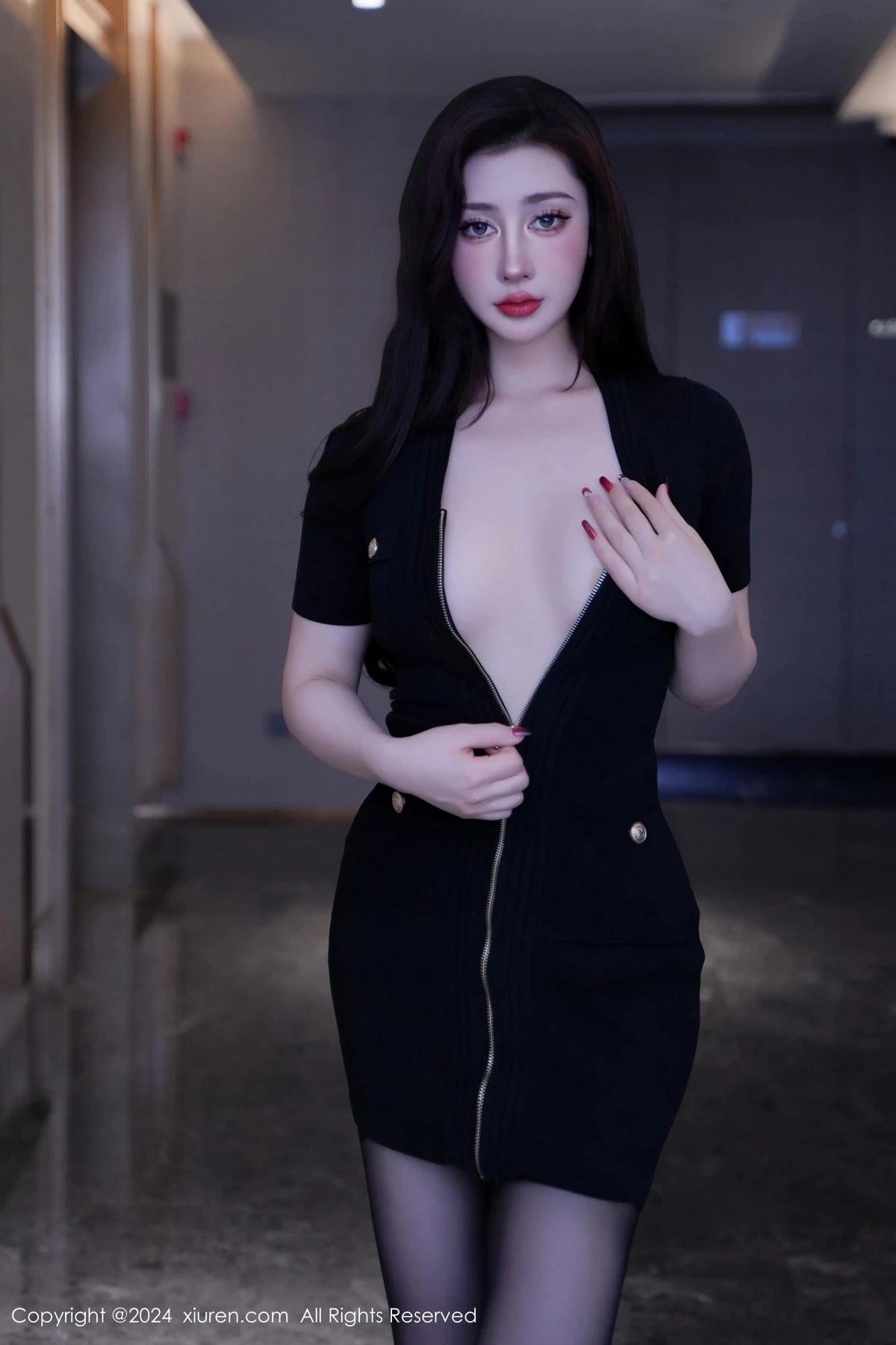 蕾蕾醒了没性感黑色收身服饰配超薄黑丝秀丰腴身材绝美写真 第 8 张