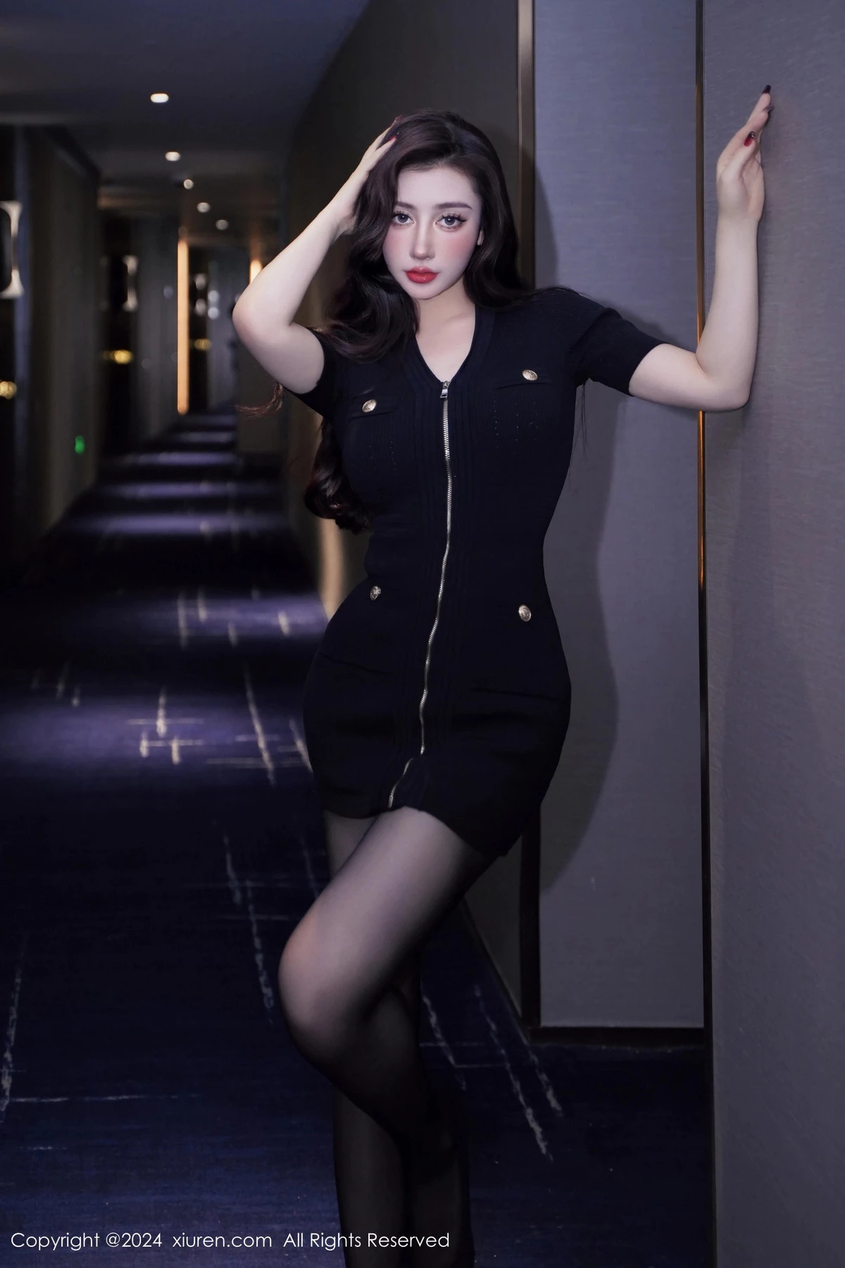 蕾蕾醒了没性感黑色收身服饰配超薄黑丝秀丰腴身材绝美写真 第 9 张