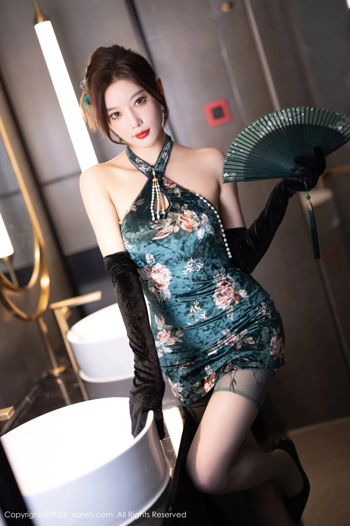 杨晨晨Yome性感古风旗袍服饰配超薄肉丝秀丰腴身姿绝美写真 第 10 张