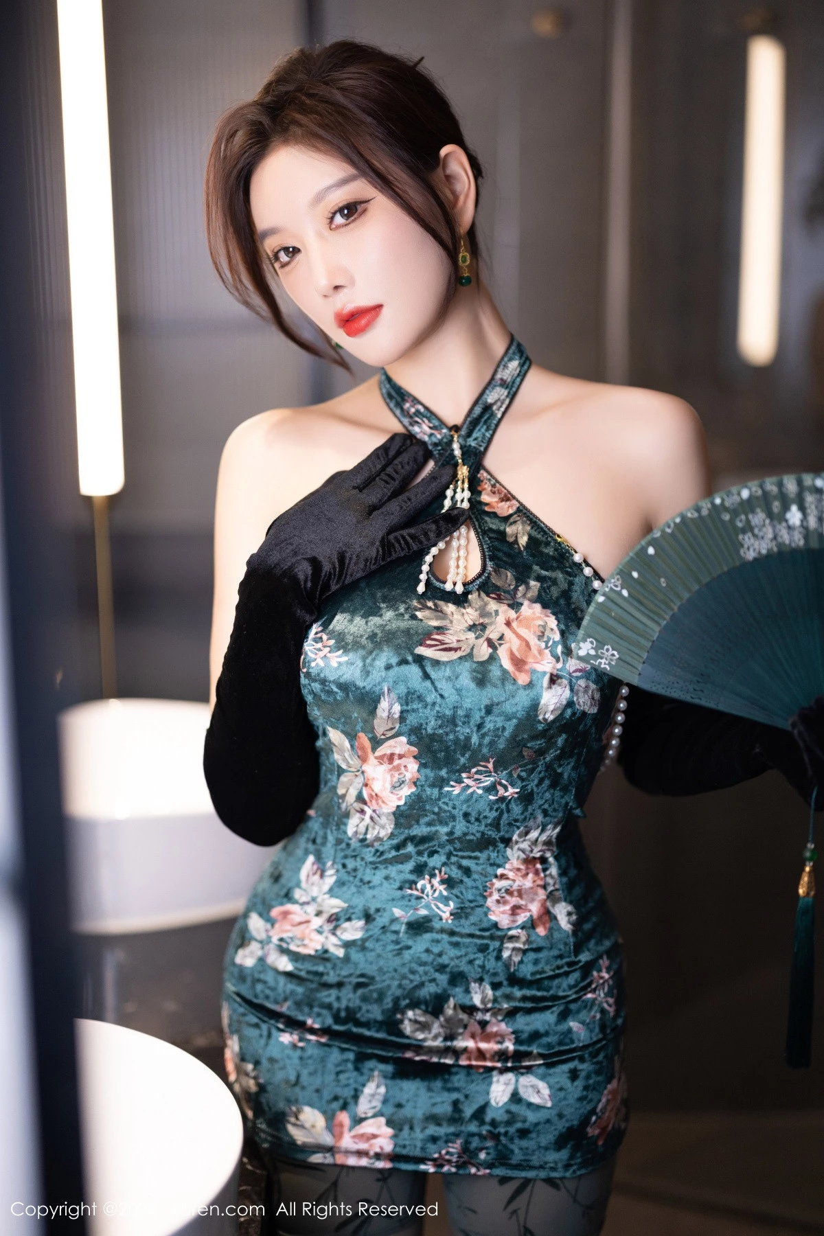 杨晨晨Yome性感古风旗袍服饰配超薄肉丝秀丰腴身姿绝美写真 第 12 张