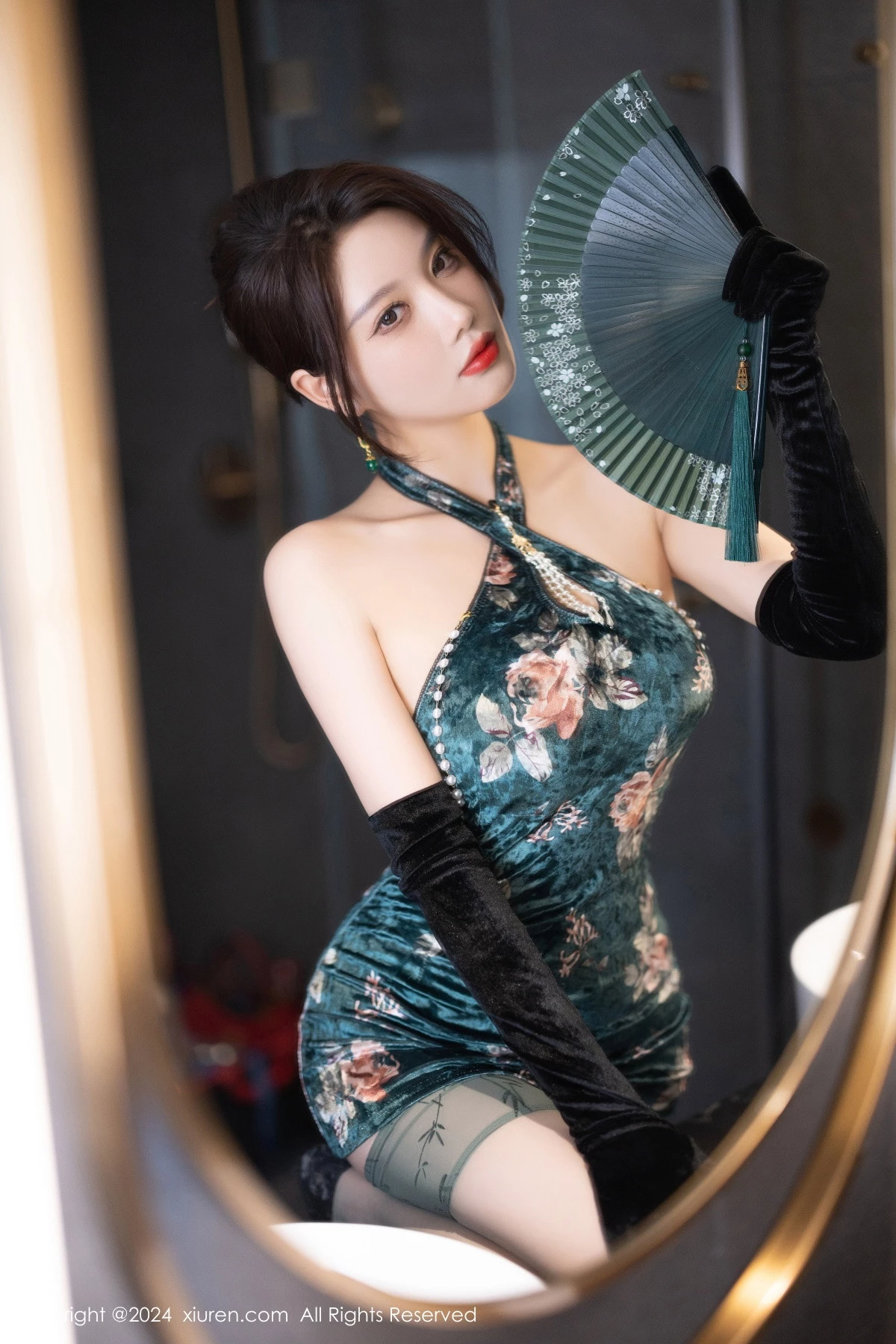 杨晨晨Yome性感古风旗袍服饰配超薄肉丝秀丰腴身姿绝美写真 第 16 张