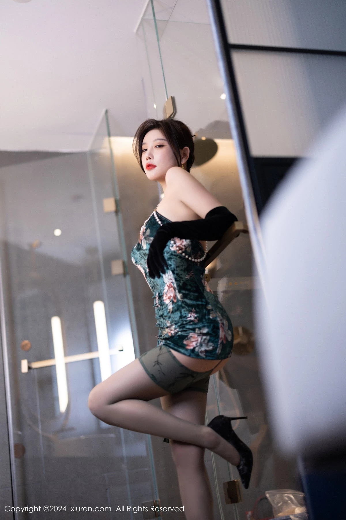 杨晨晨Yome性感古风旗袍服饰配超薄肉丝秀丰腴身姿绝美写真 第 21 张