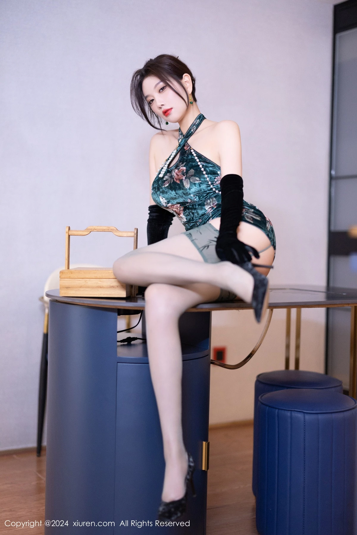 杨晨晨Yome性感古风旗袍服饰配超薄肉丝秀丰腴身姿绝美写真 第 31 张