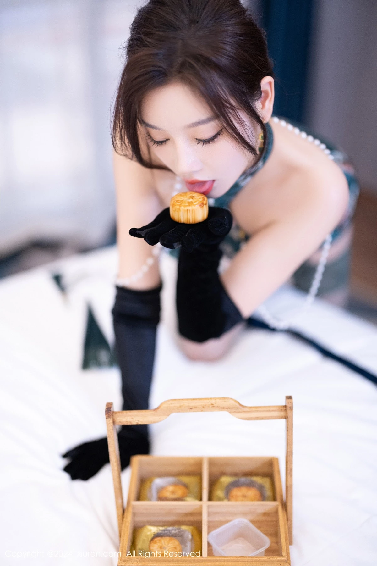 杨晨晨Yome性感古风旗袍服饰配超薄肉丝秀丰腴身姿绝美写真 第 48 张