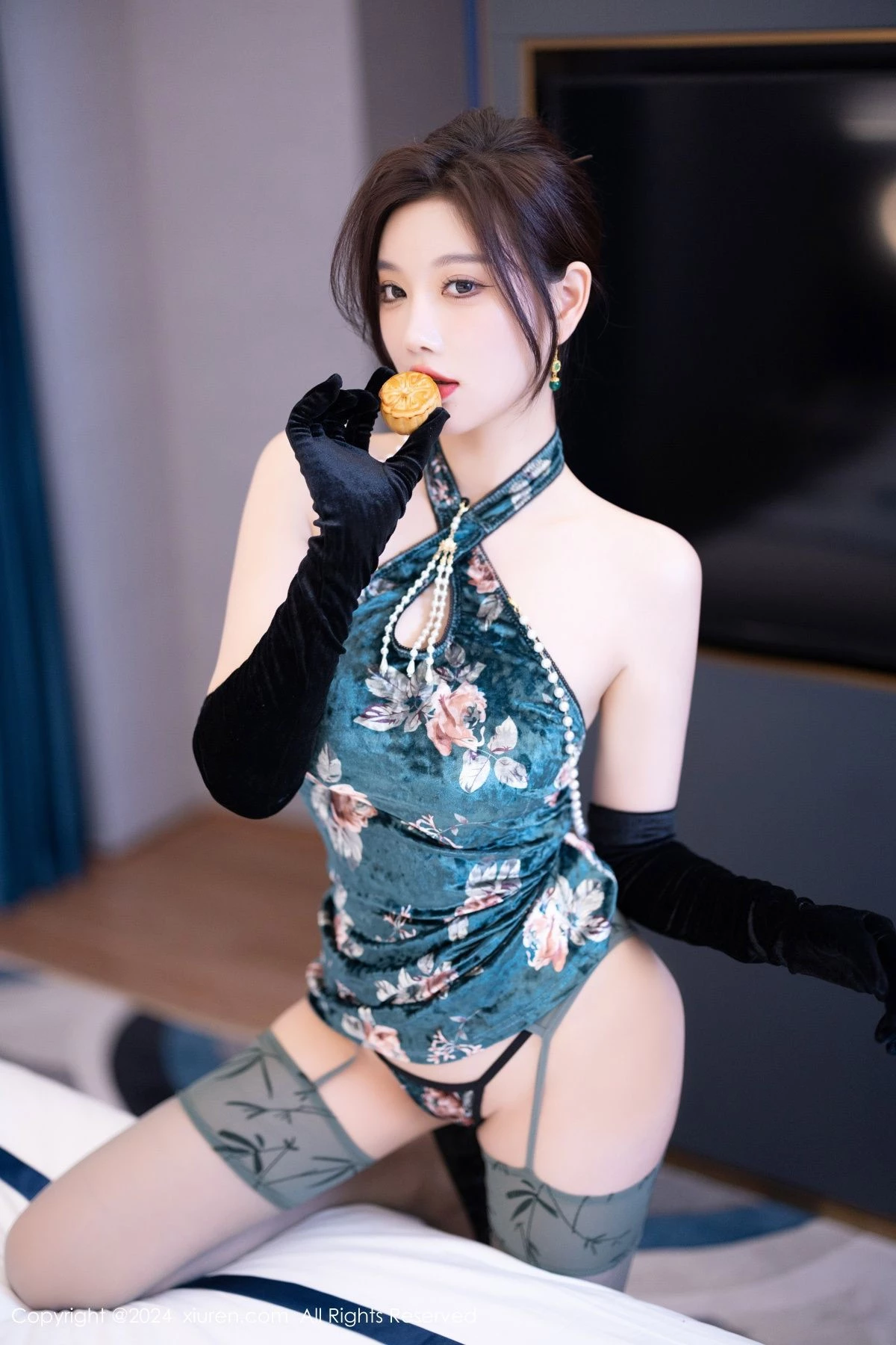 杨晨晨Yome性感古风旗袍服饰配超薄肉丝秀丰腴身姿绝美写真 第 53 张