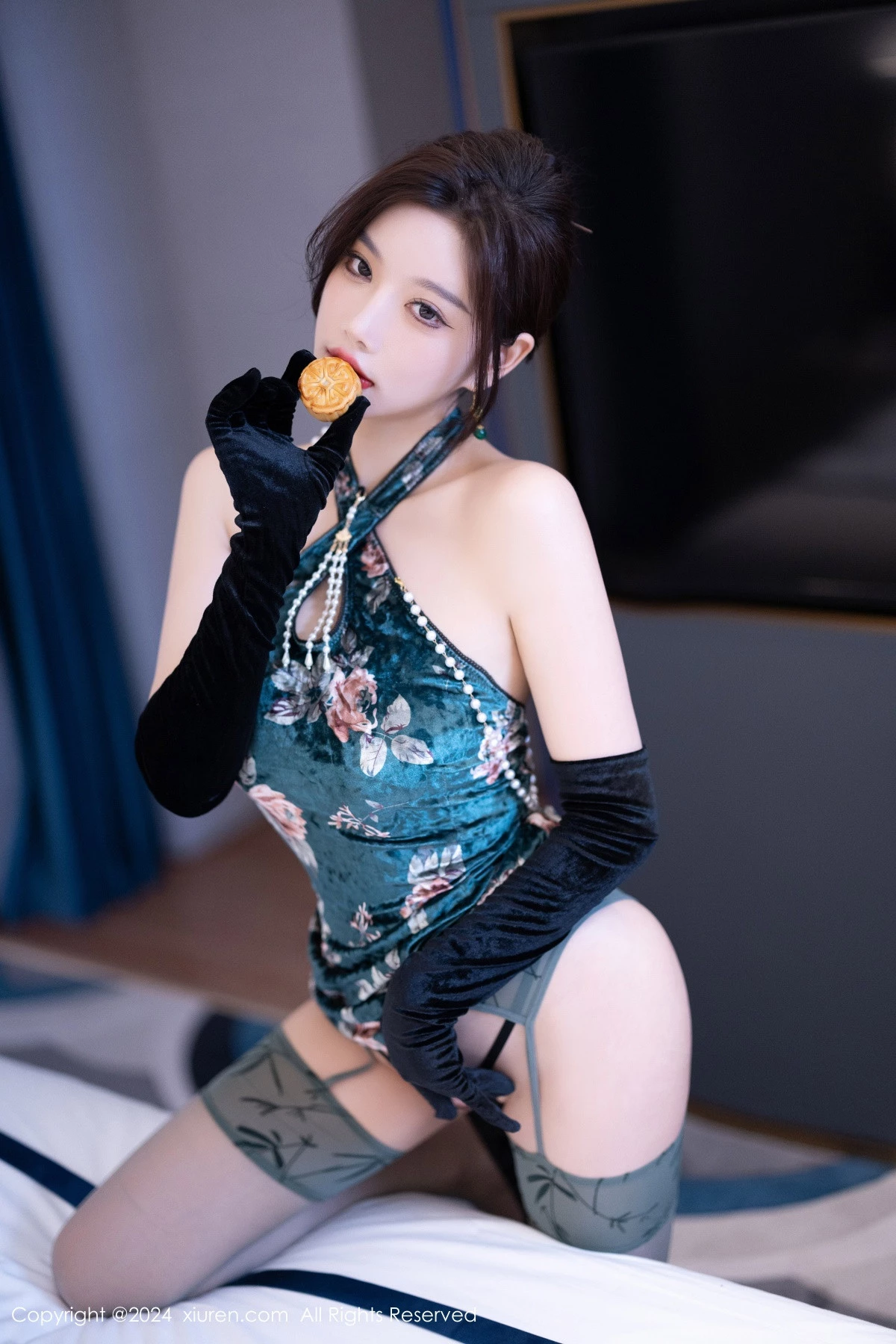 杨晨晨Yome性感古风旗袍服饰配超薄肉丝秀丰腴身姿绝美写真 第 55 张
