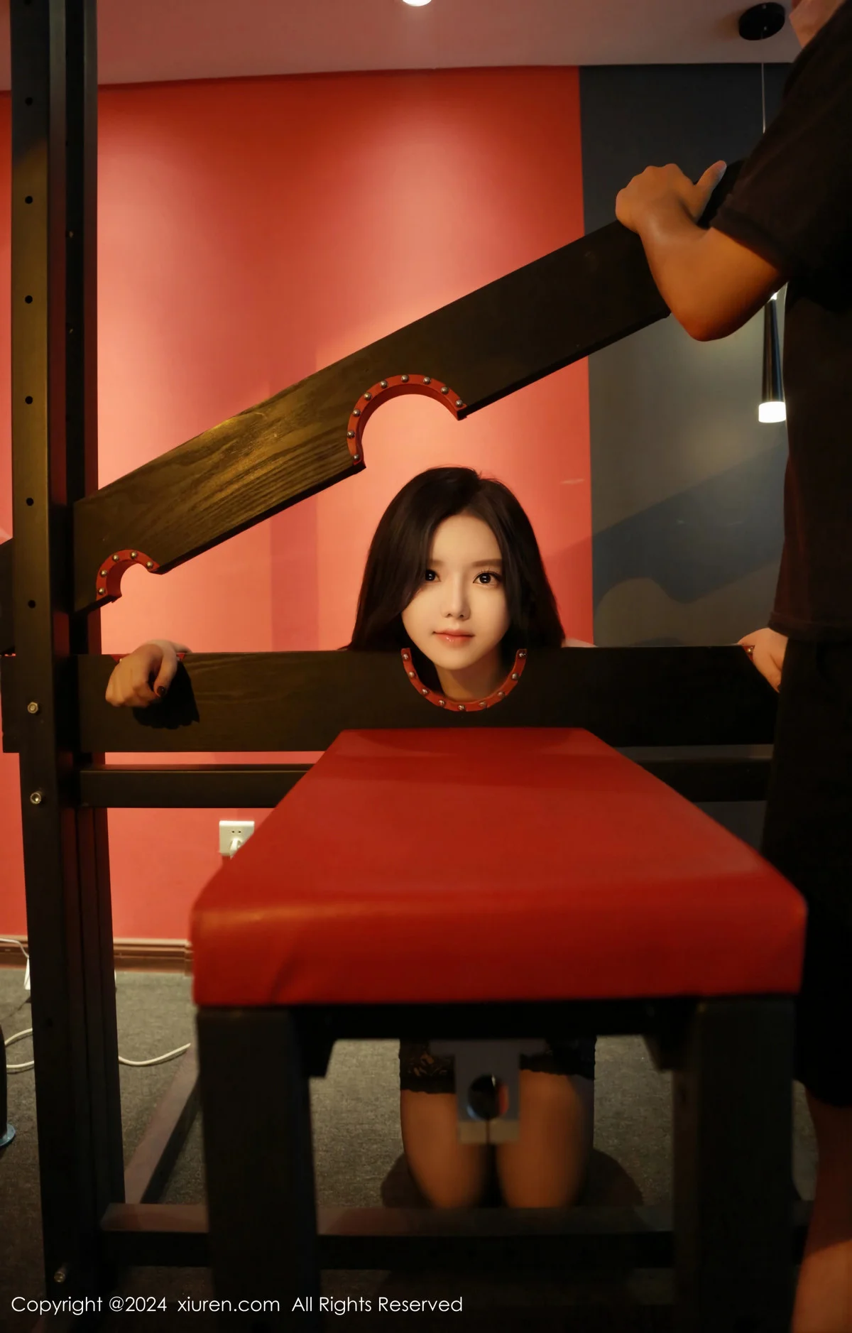 小薯条nienie性感黑色连衣短裙配黑丝袜秀完美身材绝美写真 第 74 张