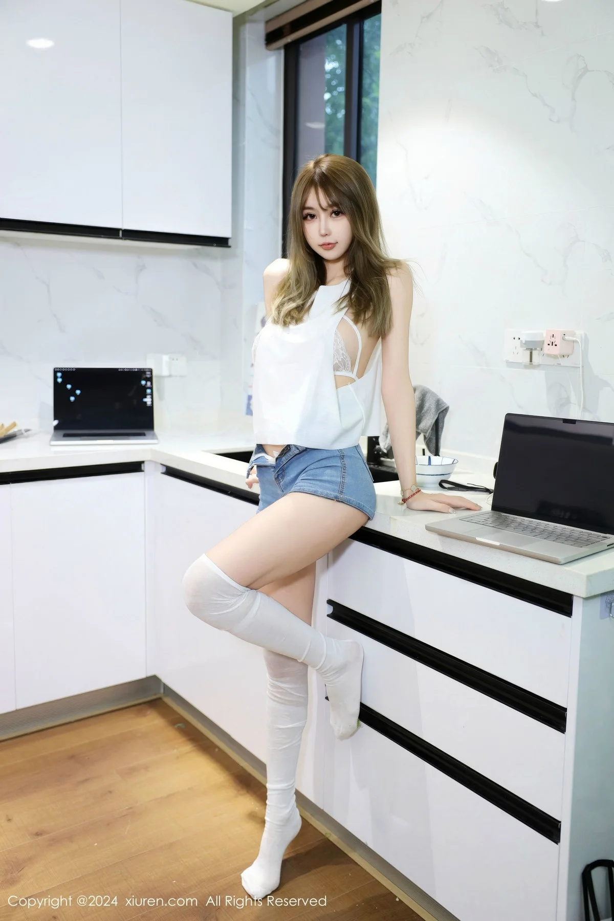 Zoe柚柚性感白色蕾丝情趣内衣配白丝袜秀凹凸身材绝美写真 第 1 张