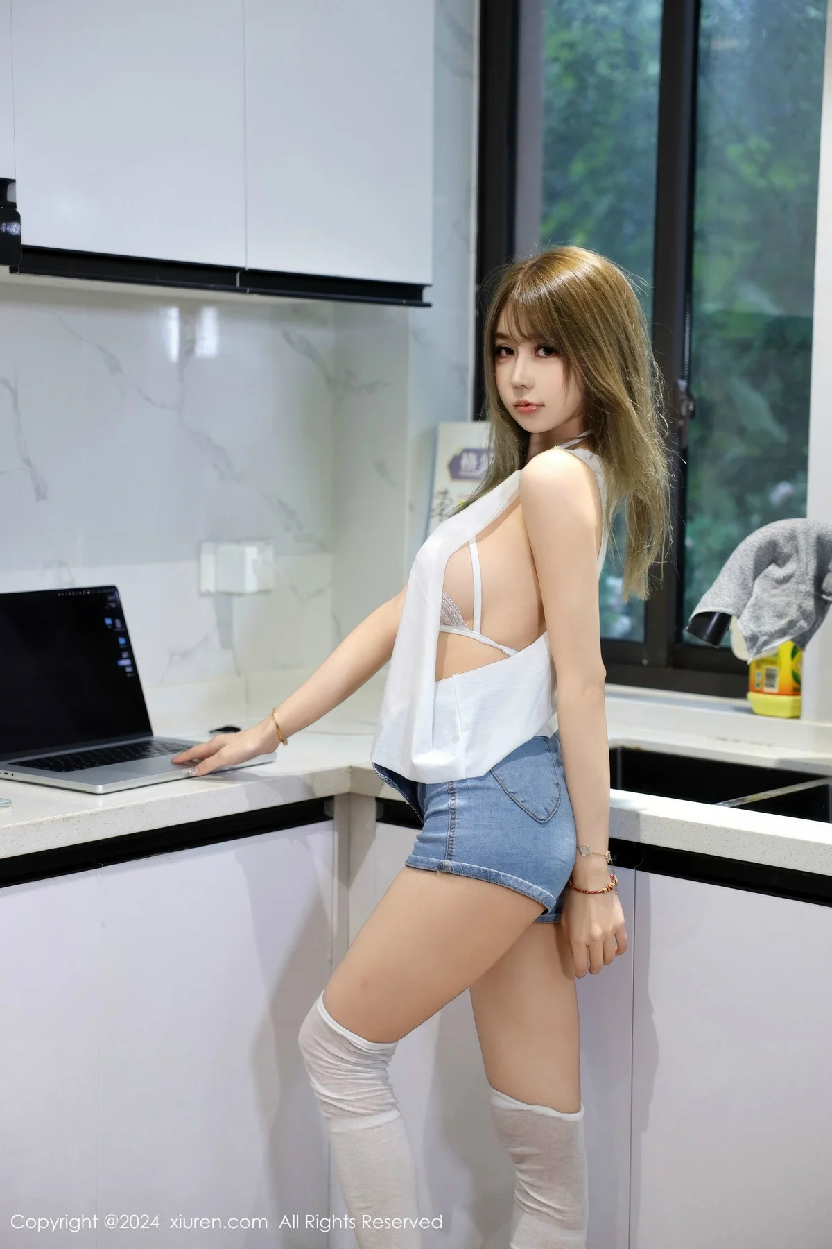 Zoe柚柚性感白色蕾丝情趣内衣配白丝袜秀凹凸身材绝美写真 第 14 张
