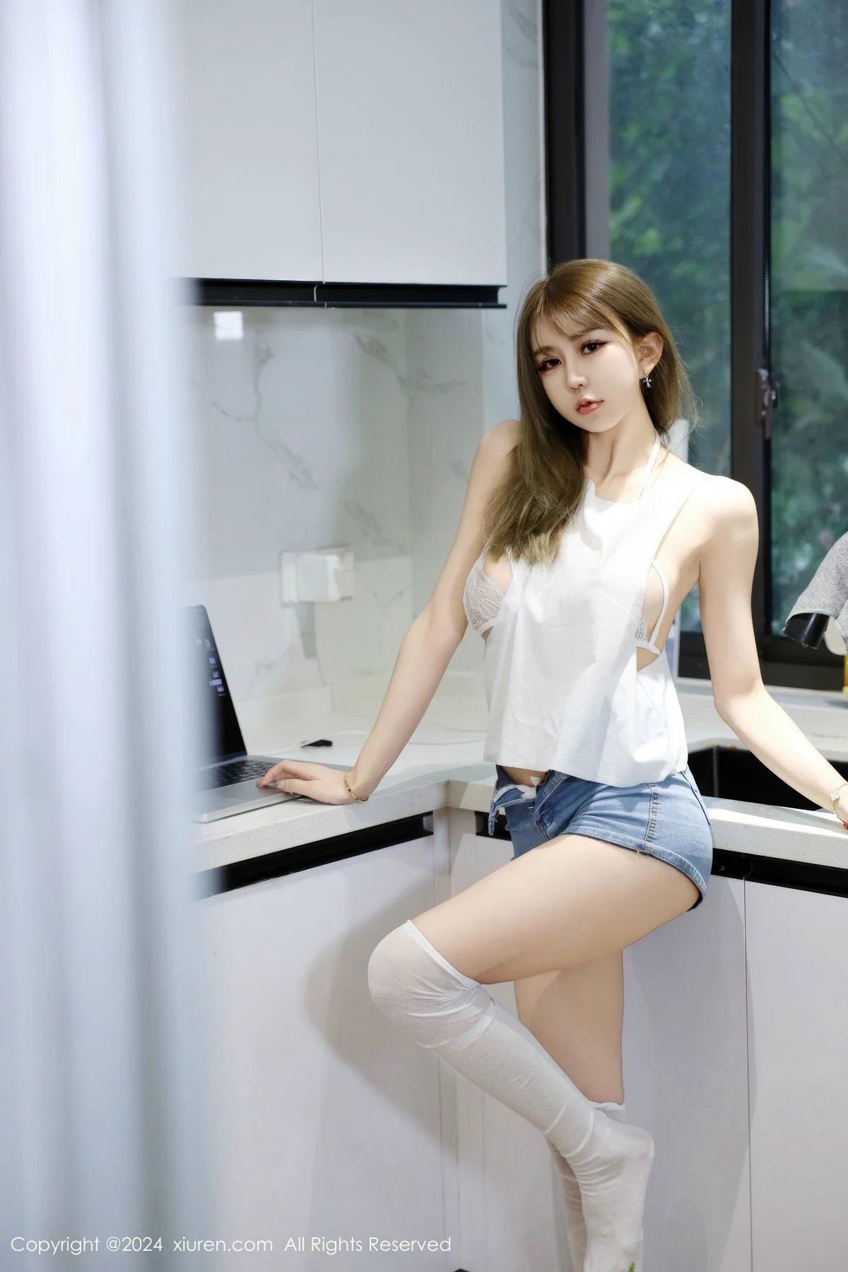 Zoe柚柚性感白色蕾丝情趣内衣配白丝袜秀凹凸身材绝美写真 第 16 张