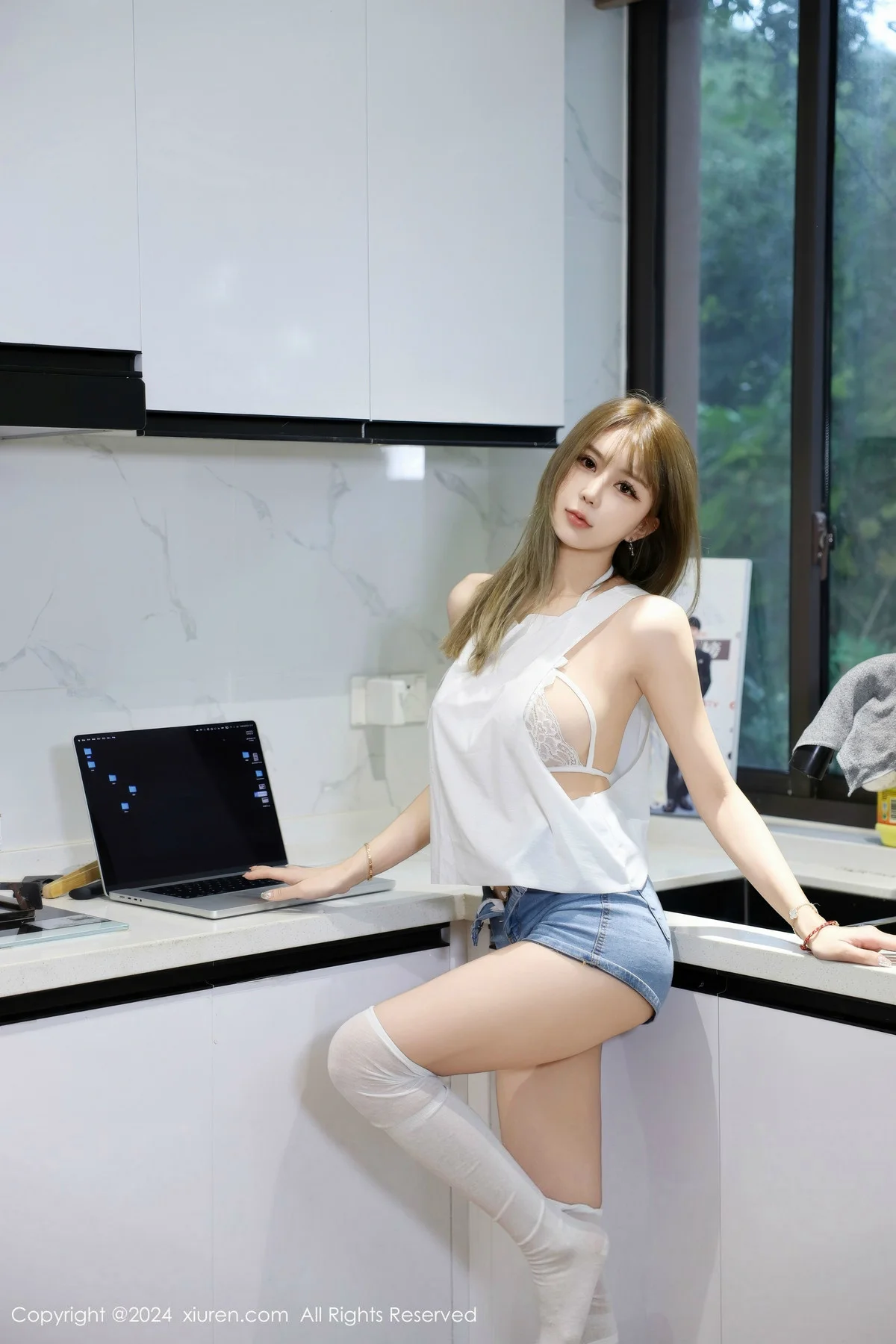 Zoe柚柚性感白色蕾丝情趣内衣配白丝袜秀凹凸身材绝美写真 第 17 张