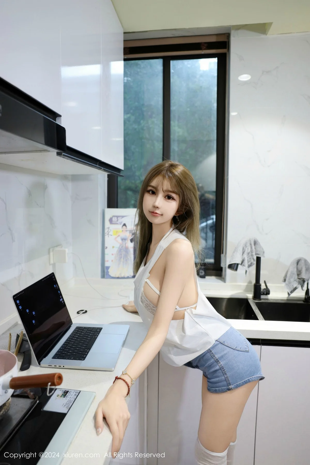 Zoe柚柚性感白色蕾丝情趣内衣配白丝袜秀凹凸身材绝美写真 第 26 张
