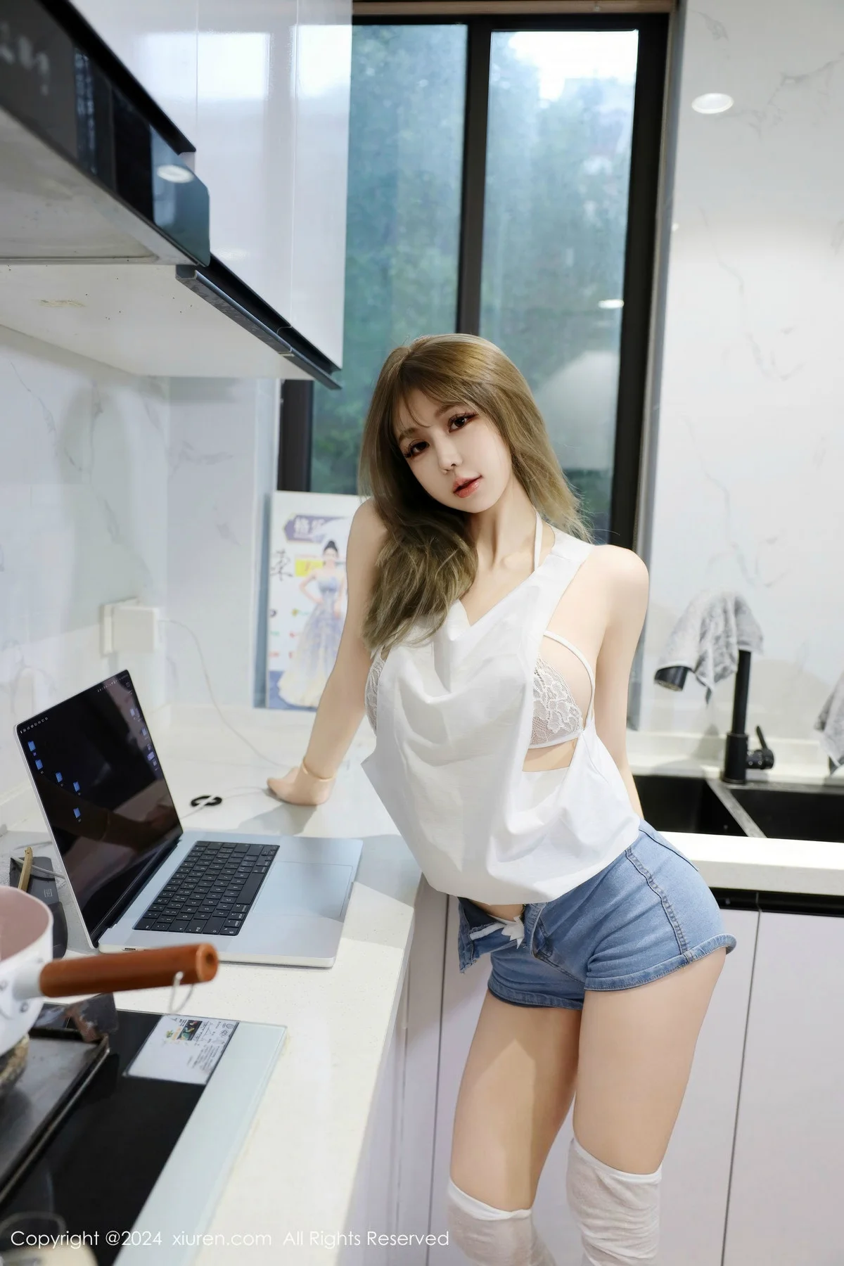 Zoe柚柚性感白色蕾丝情趣内衣配白丝袜秀凹凸身材绝美写真 第 27 张