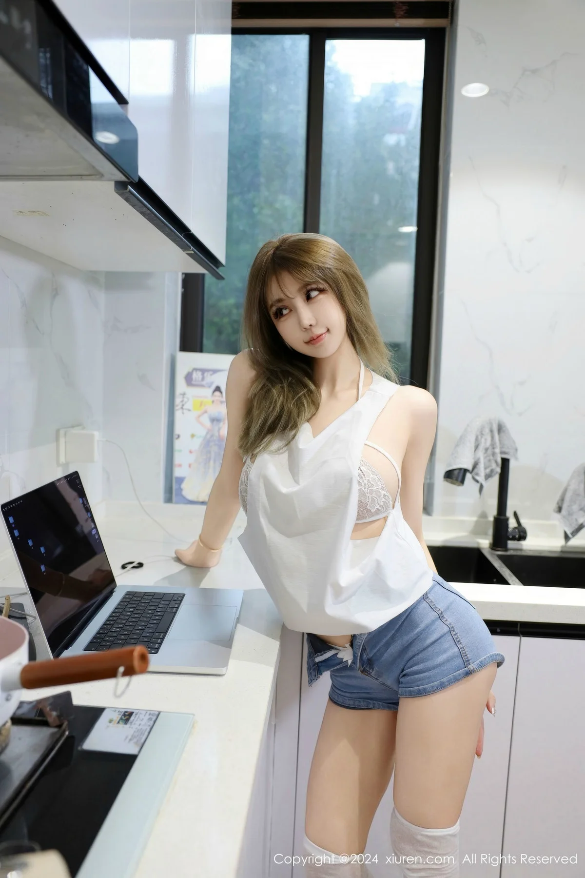 Zoe柚柚性感白色蕾丝情趣内衣配白丝袜秀凹凸身材绝美写真 第 28 张