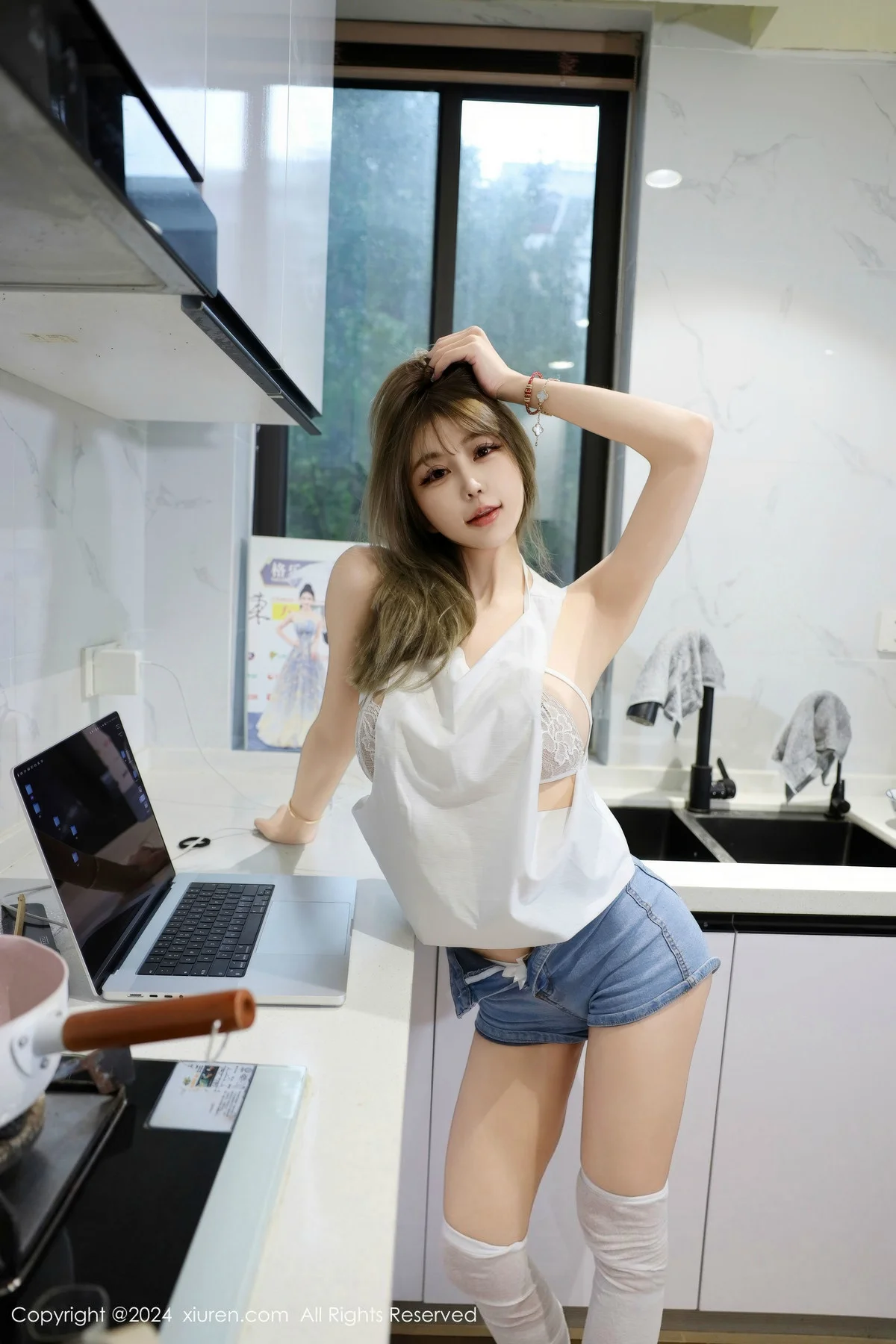 Zoe柚柚性感白色蕾丝情趣内衣配白丝袜秀凹凸身材绝美写真 第 29 张
