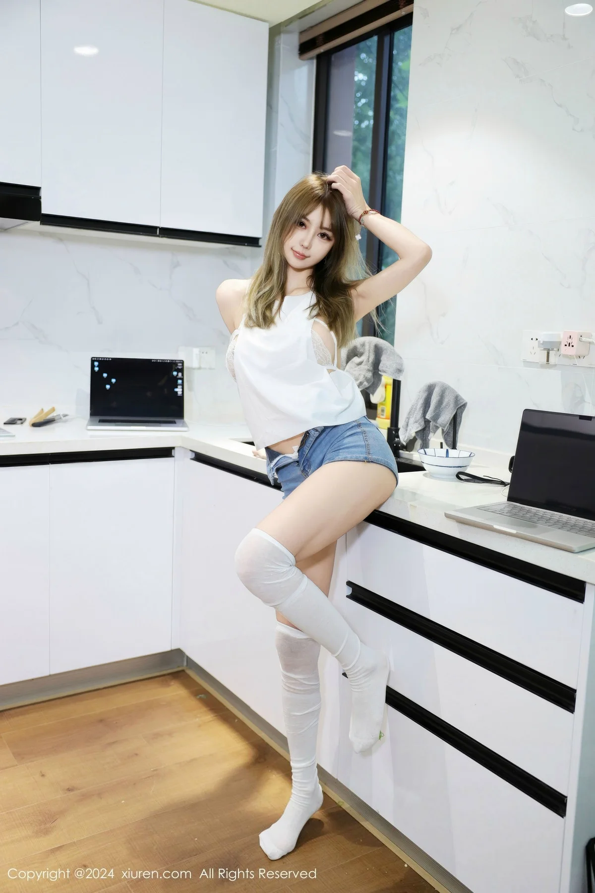 Zoe柚柚性感白色蕾丝情趣内衣配白丝袜秀凹凸身材绝美写真 第 3 张