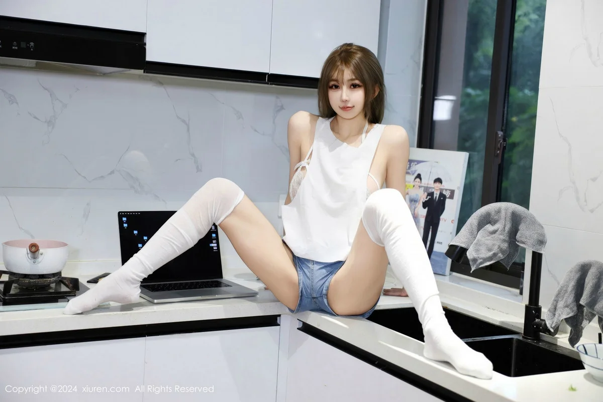 Zoe柚柚性感白色蕾丝情趣内衣配白丝袜秀凹凸身材绝美写真 第 74 张