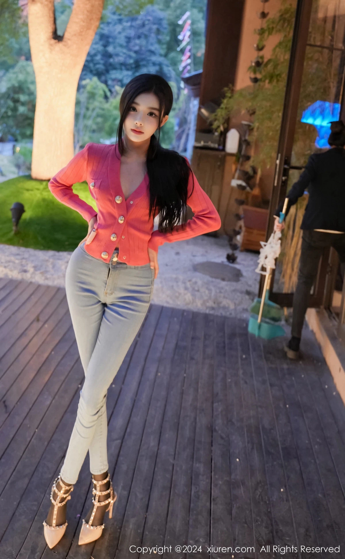 龙雪儿脱牛仔裤露性感黑色内衣配开档黑丝极致魅惑写真 第 20 张