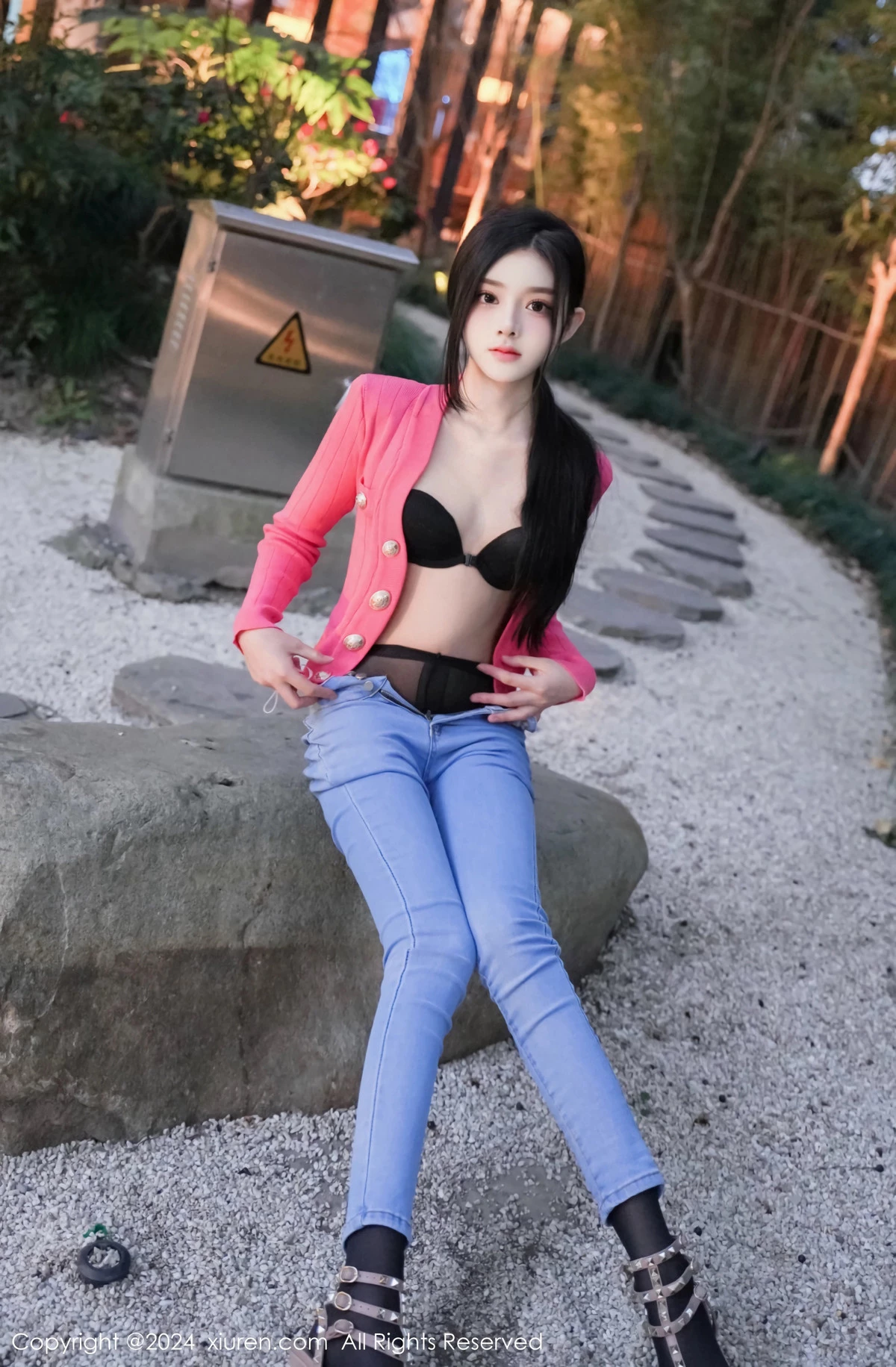 龙雪儿脱牛仔裤露性感黑色内衣配开档黑丝极致魅惑写真 第 22 张