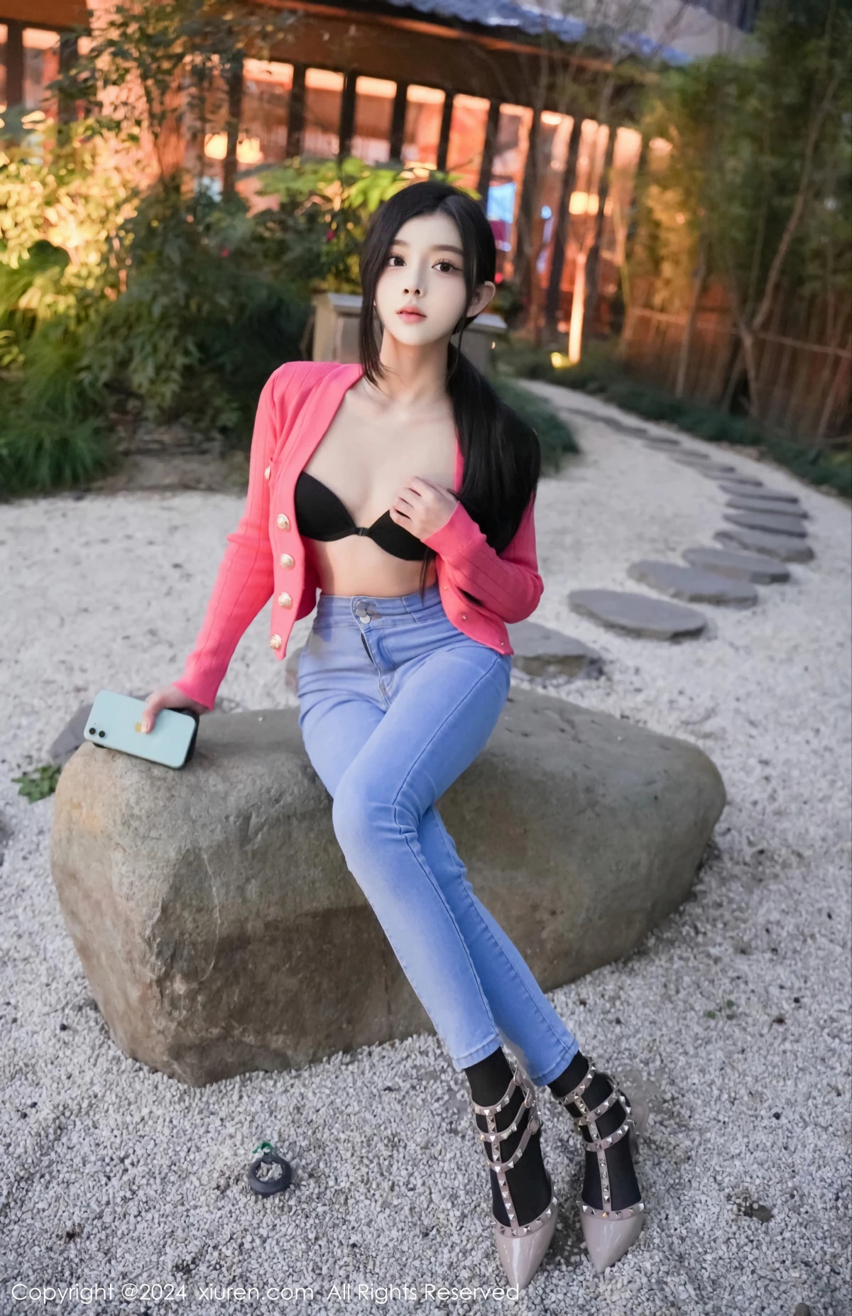 龙雪儿脱牛仔裤露性感黑色内衣配开档黑丝极致魅惑写真 第 23 张