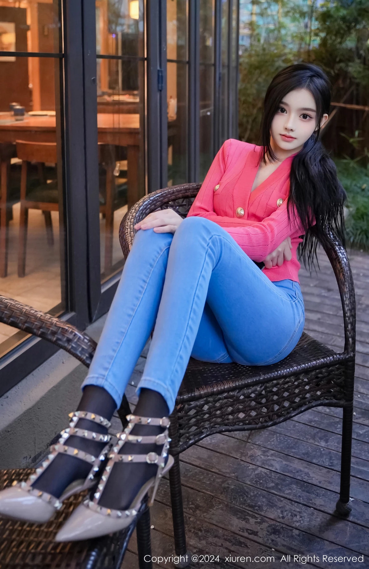 龙雪儿脱牛仔裤露性感黑色内衣配开档黑丝极致魅惑写真 第 25 张