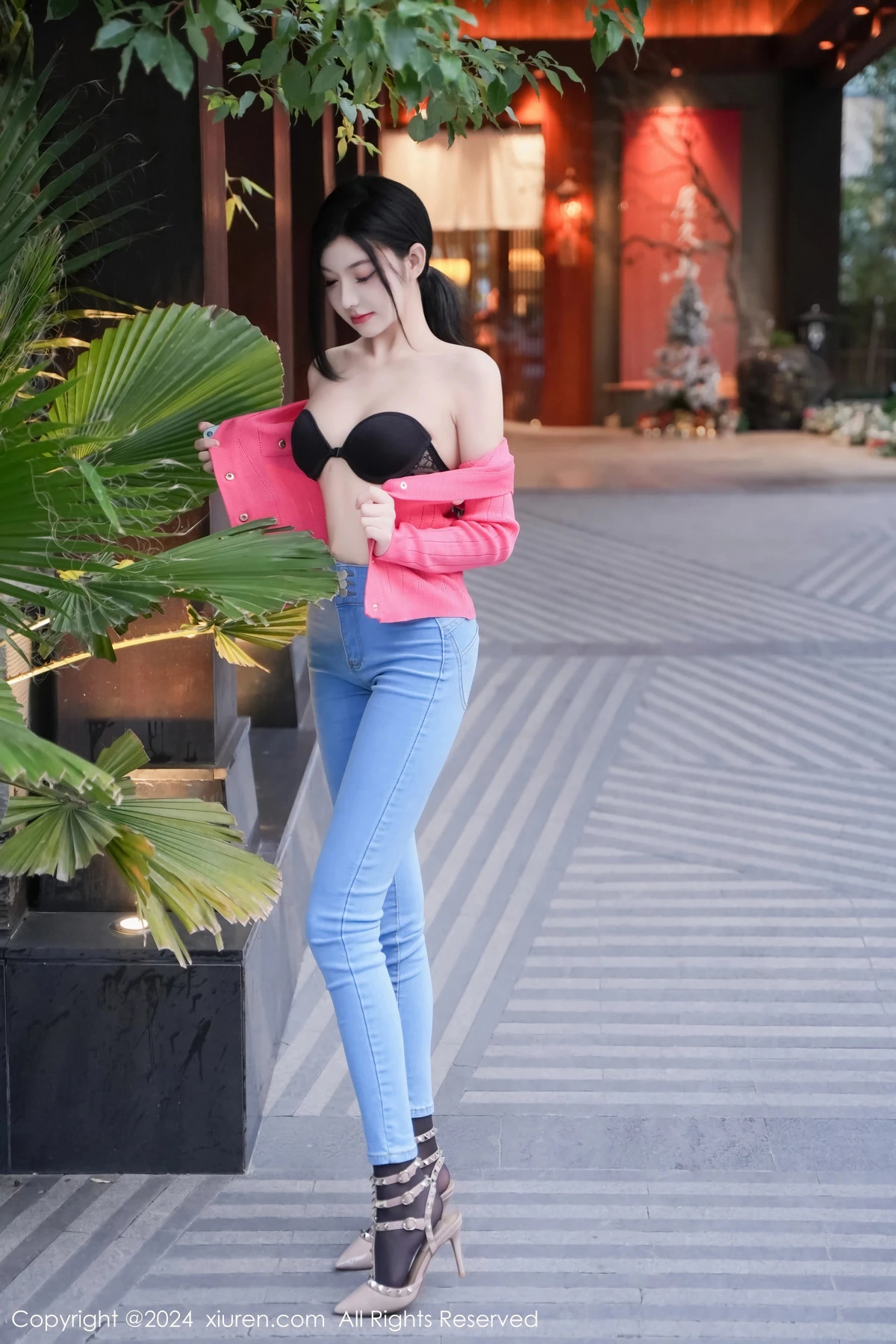 龙雪儿脱牛仔裤露性感黑色内衣配开档黑丝极致魅惑写真 第 28 张