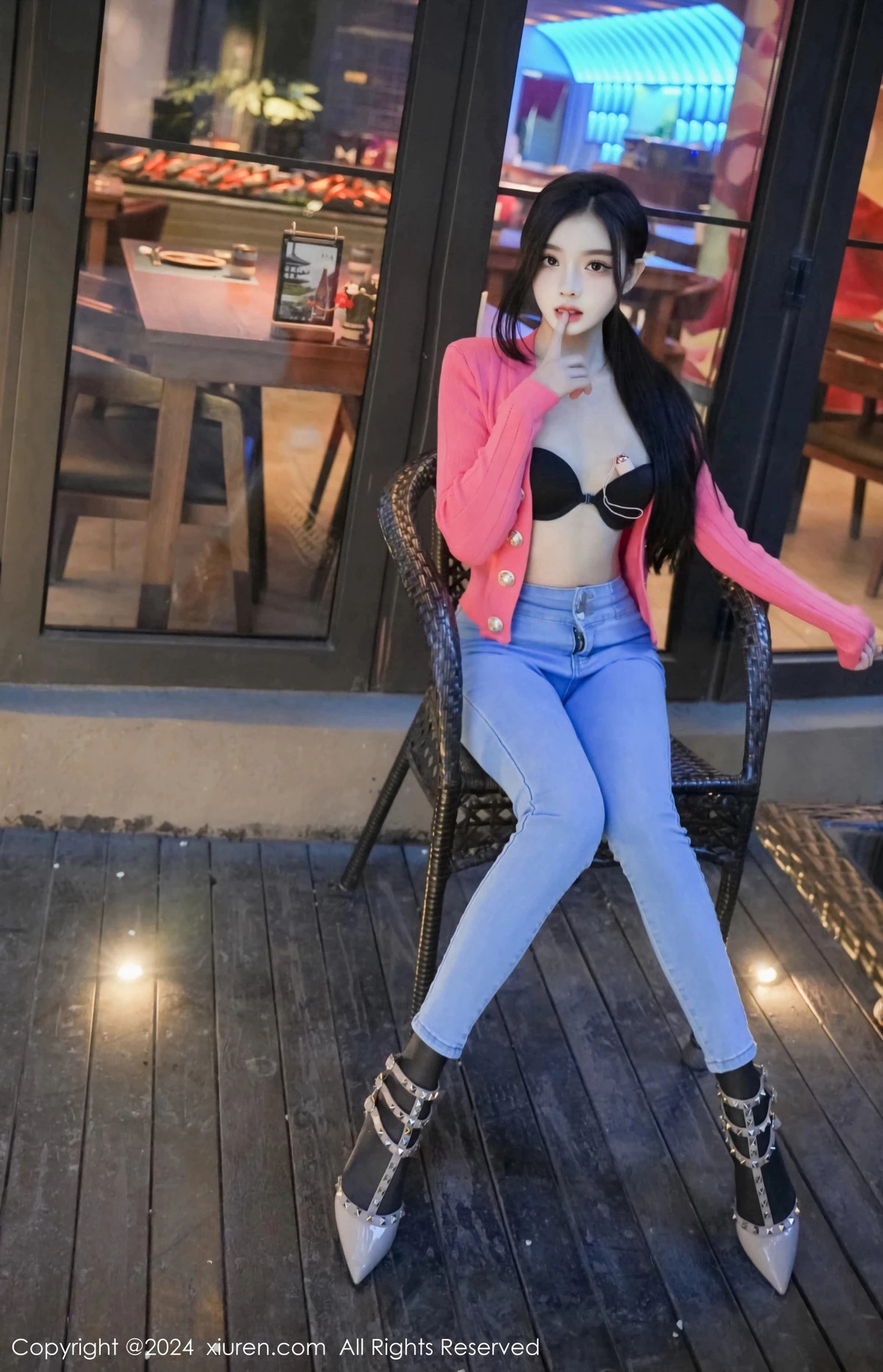 龙雪儿脱牛仔裤露性感黑色内衣配开档黑丝极致魅惑写真 第 31 张