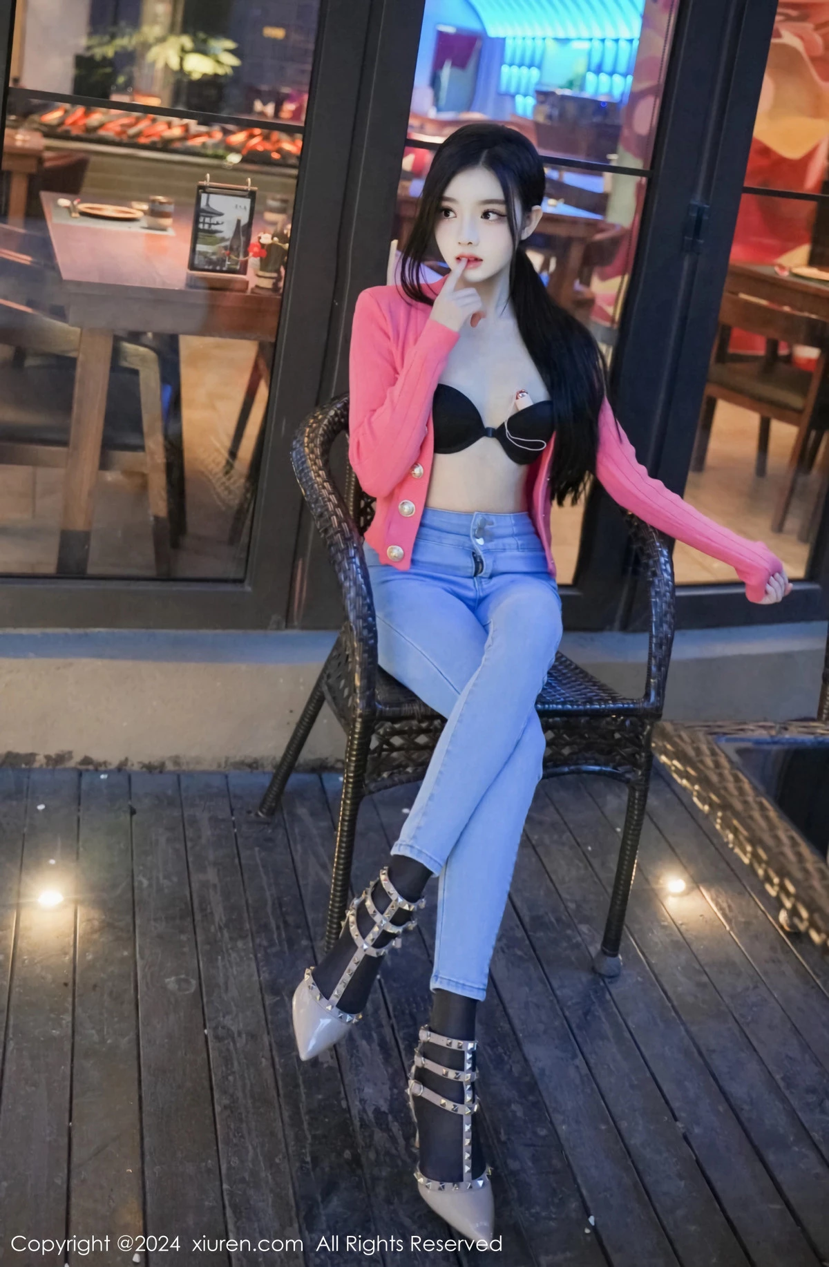 龙雪儿脱牛仔裤露性感黑色内衣配开档黑丝极致魅惑写真 第 32 张