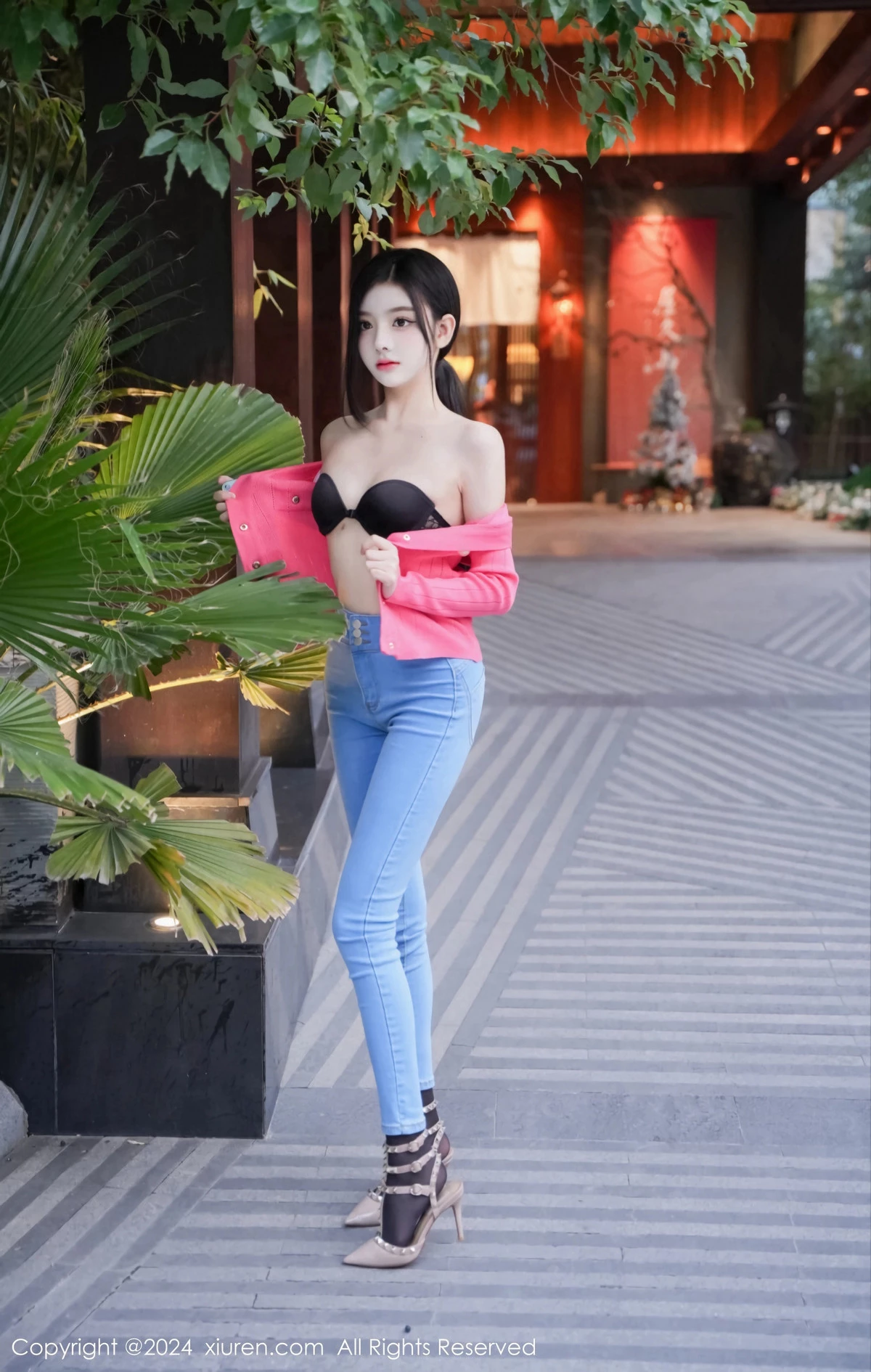 龙雪儿脱牛仔裤露性感黑色内衣配开档黑丝极致魅惑写真 第 50 张