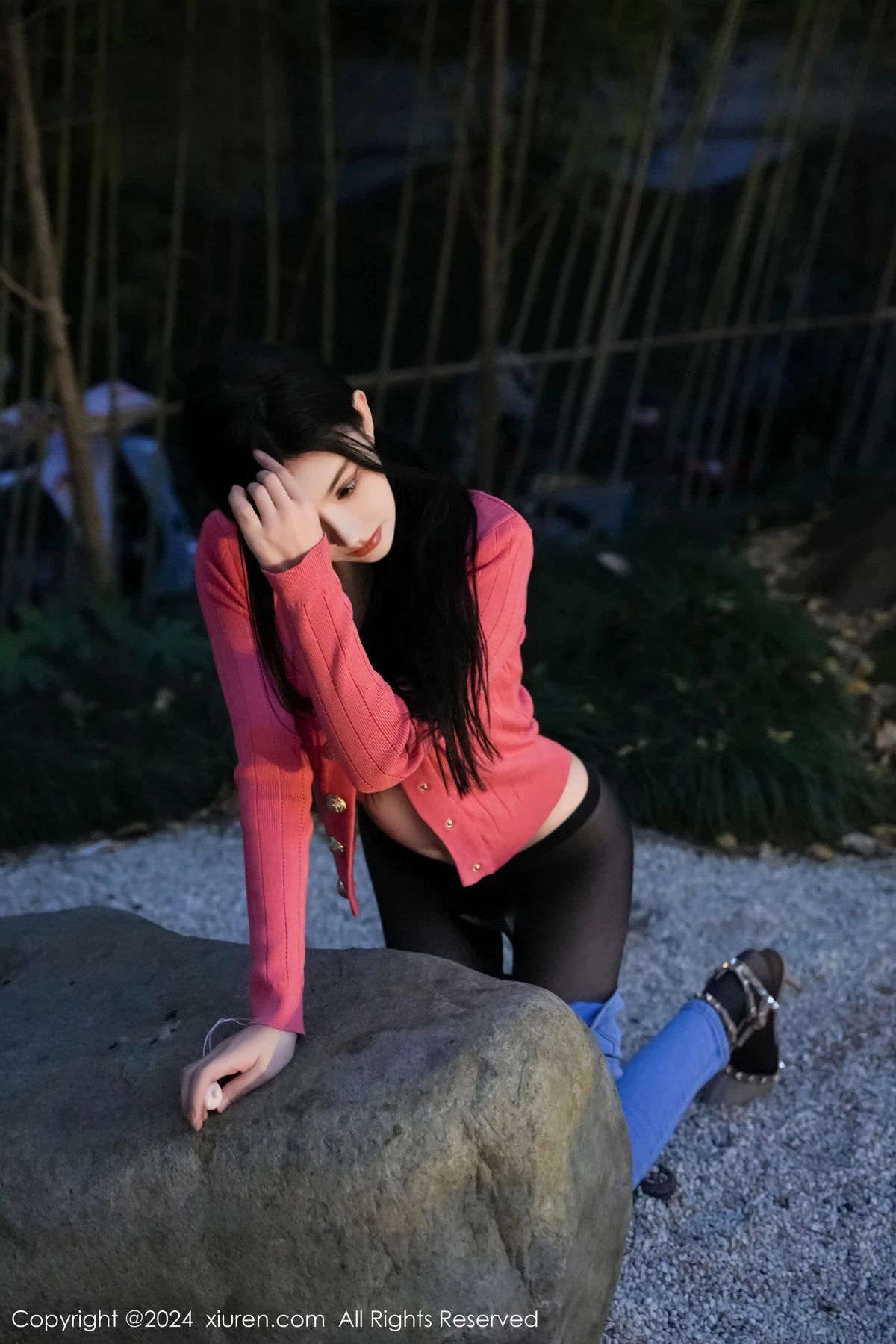 龙雪儿脱牛仔裤露性感黑色内衣配开档黑丝极致魅惑写真 第 54 张