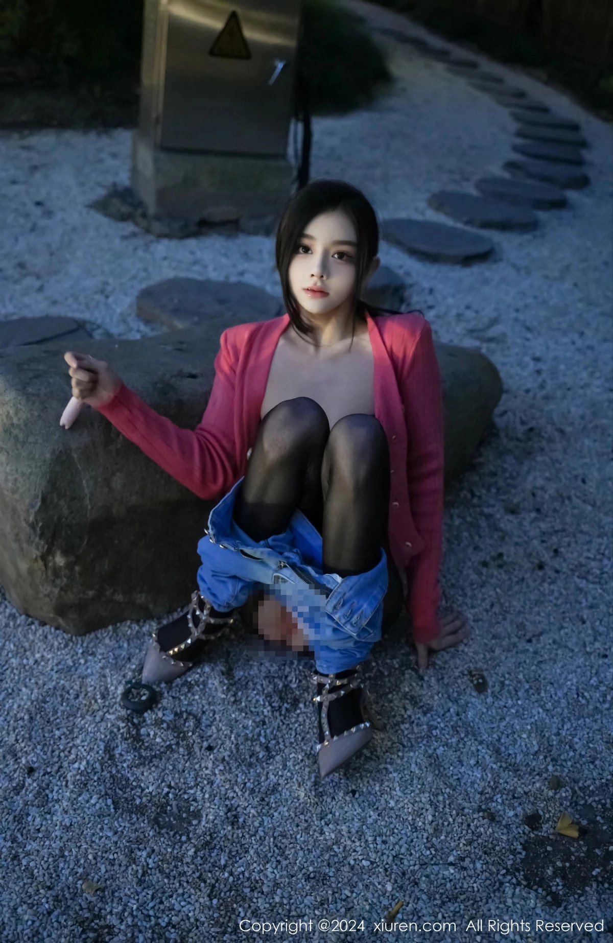 龙雪儿脱牛仔裤露性感黑色内衣配开档黑丝极致魅惑写真 第 56 张
