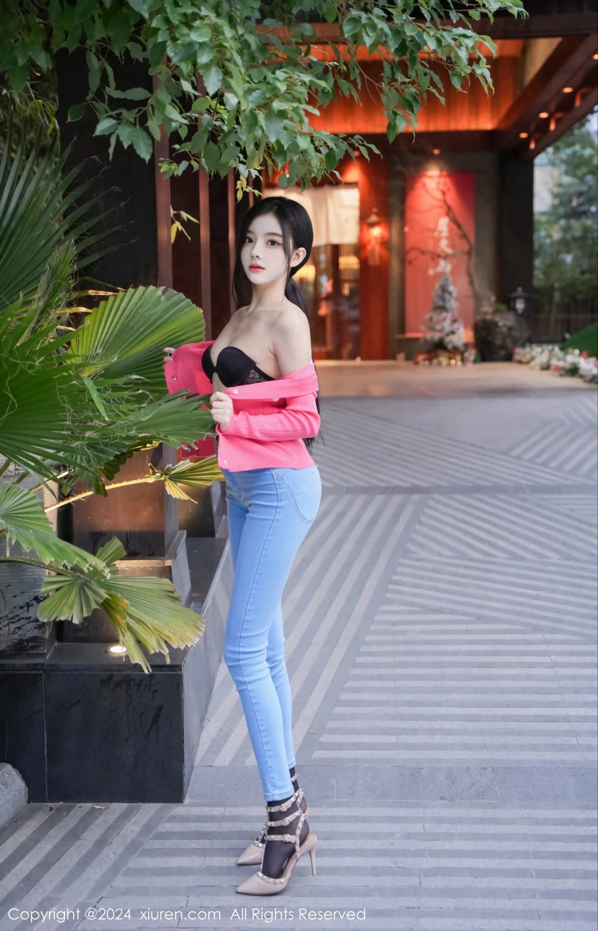 龙雪儿脱牛仔裤露性感黑色内衣配开档黑丝极致魅惑写真 第 61 张