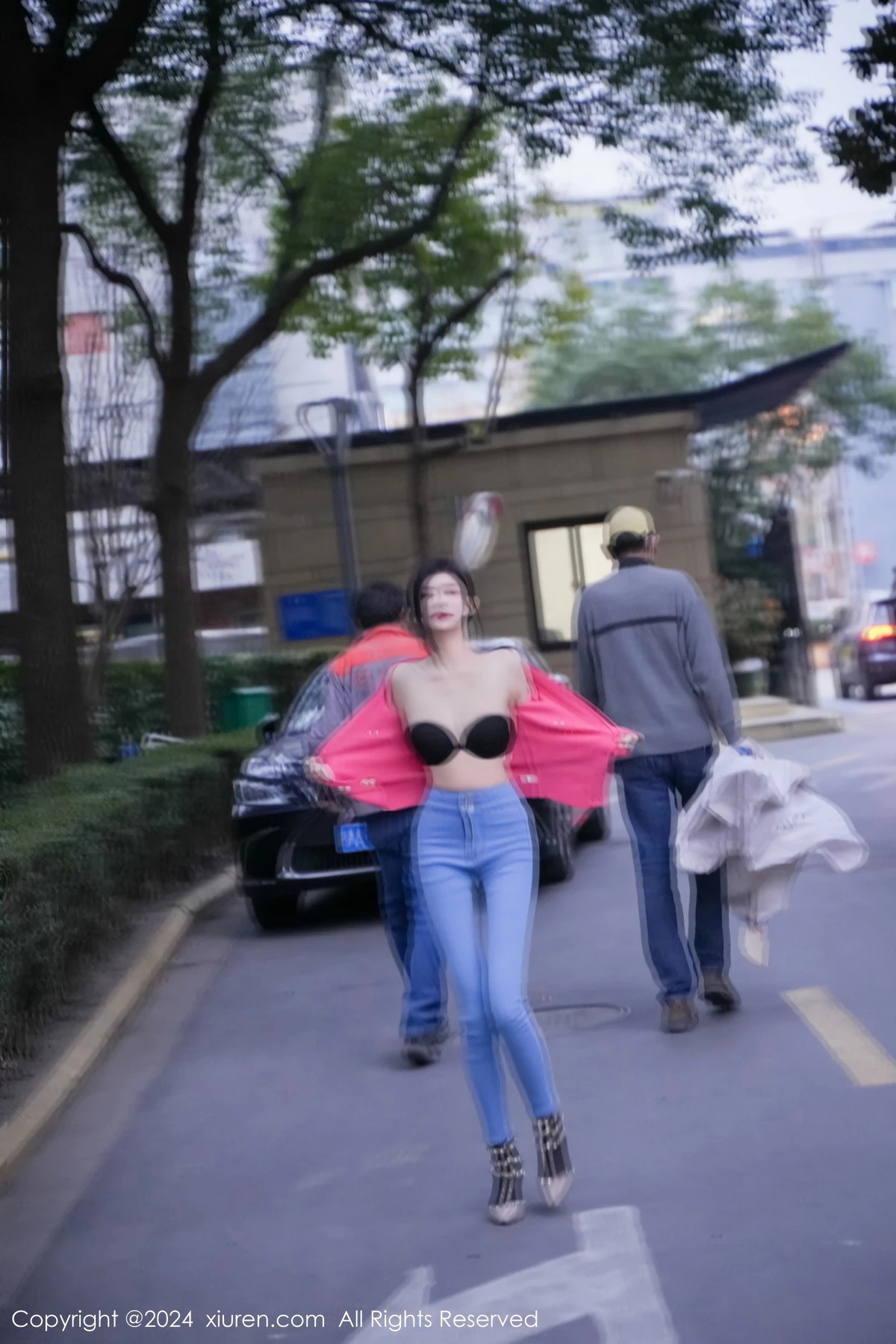 龙雪儿脱牛仔裤露性感黑色内衣配开档黑丝极致魅惑写真 第 68 张