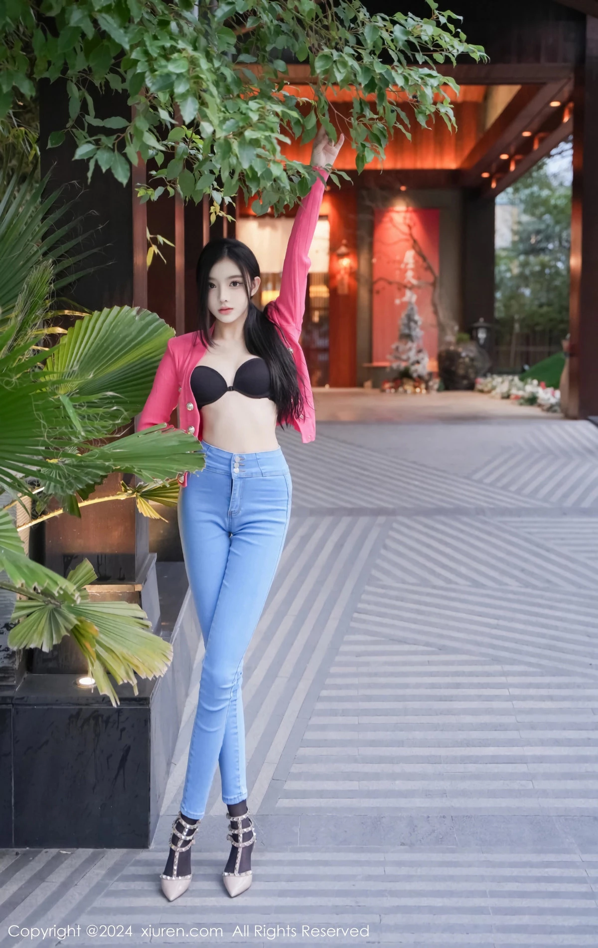 龙雪儿脱牛仔裤露性感黑色内衣配开档黑丝极致魅惑写真 第 8 张