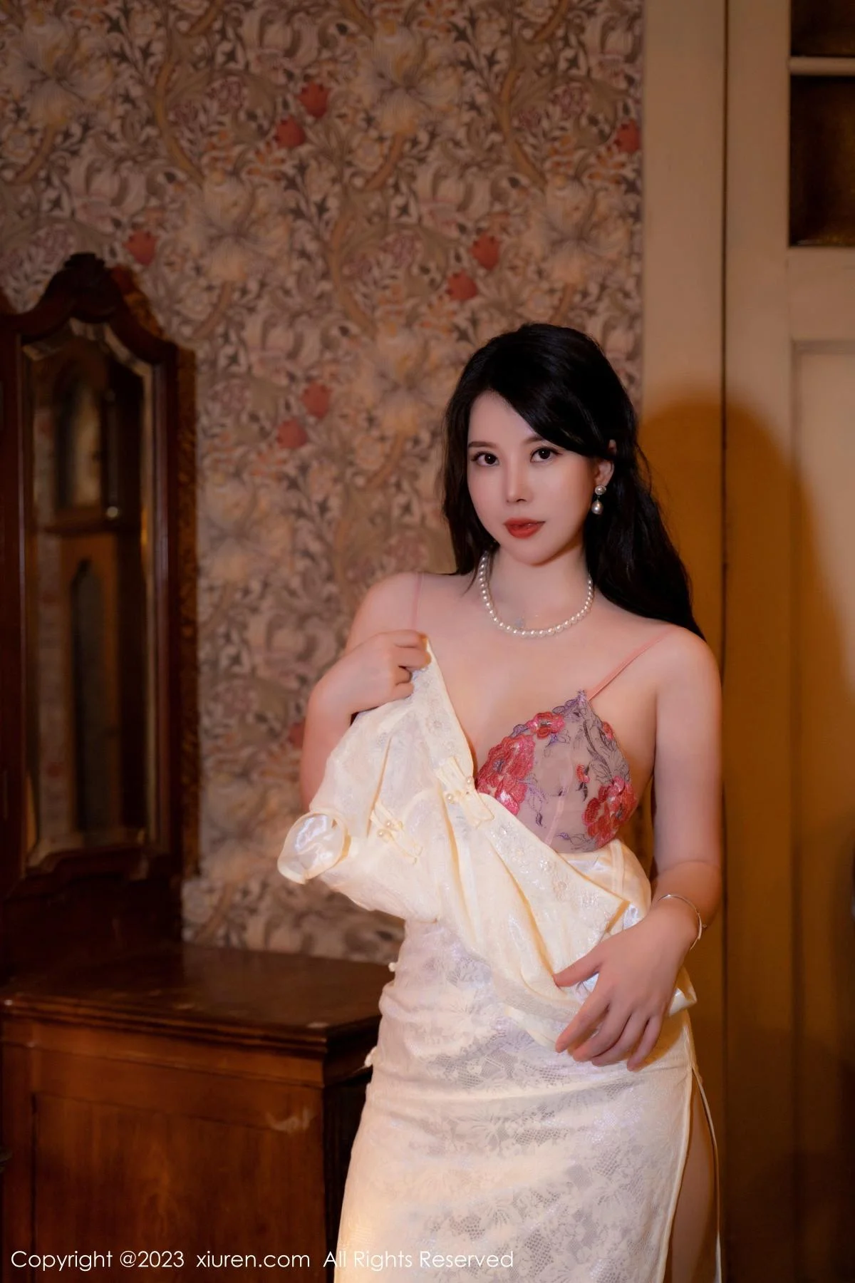 白茹雪脱性感白色旗袍露花色轻透内衣秀丰满身材绝美写真 第 19 张