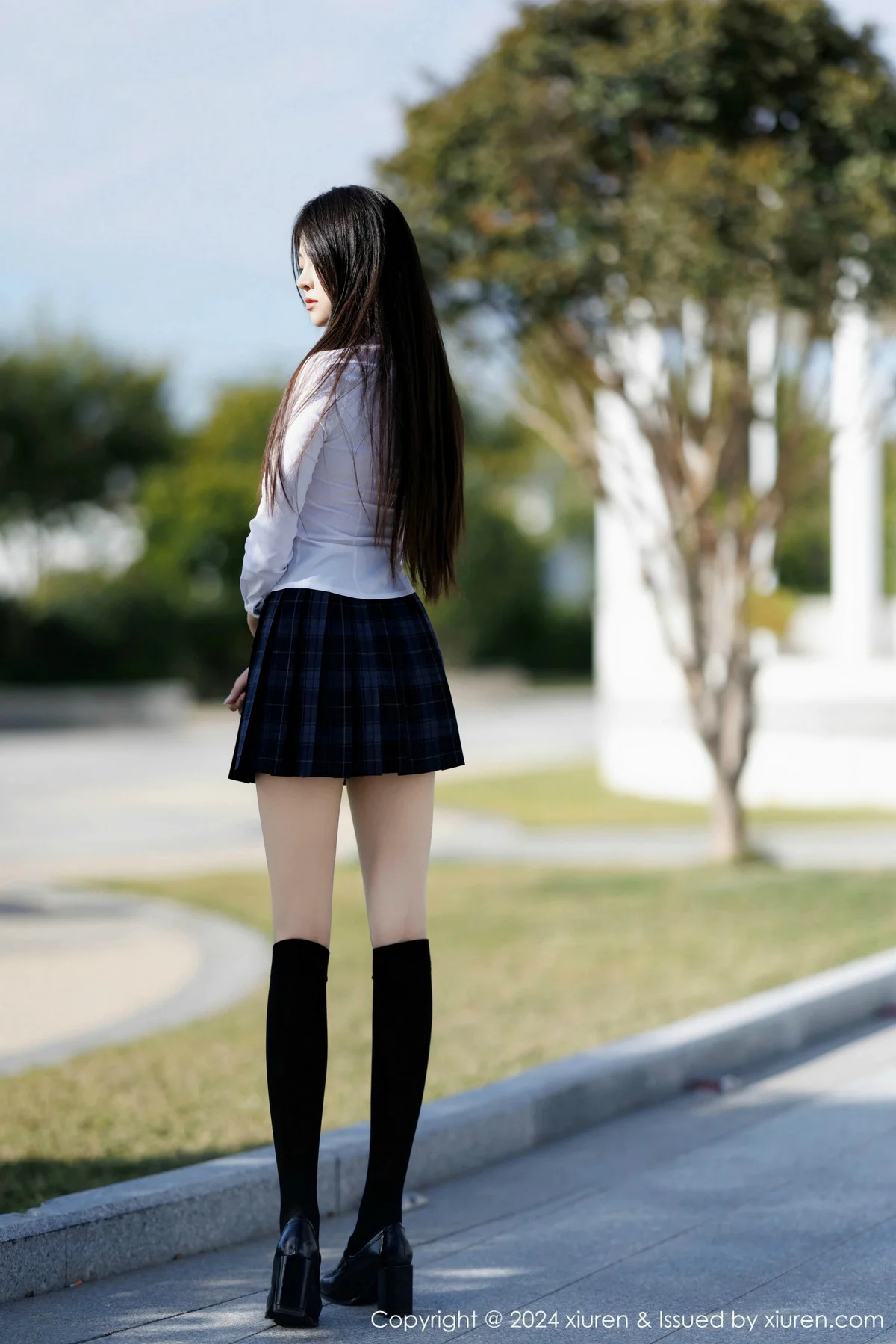 初梦瑶性感白T露粉红色内衣配超薄肉丝秀完美身材绝美写真 第 16 张