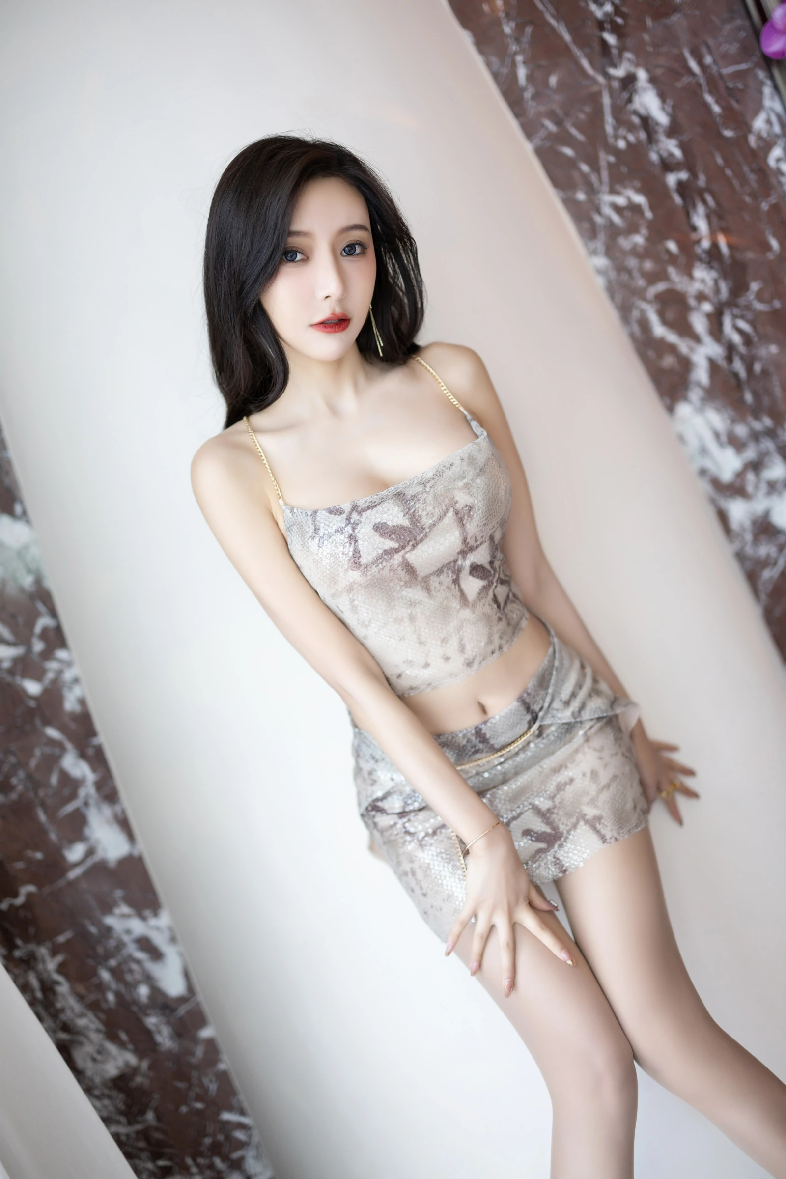 [秀人付费] 王馨瑶Yanni 诱人私拍福利 蛇纹辣妹短裙 第 13 张