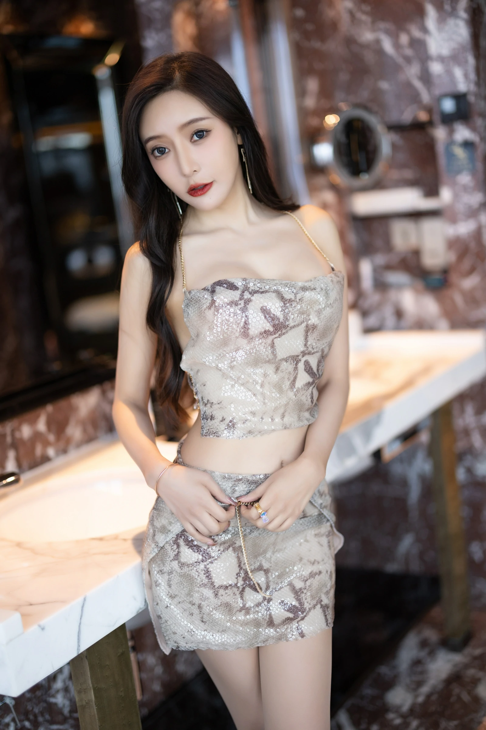 [秀人付费] 王馨瑶Yanni 诱人私拍福利 蛇纹辣妹短裙 第 8 张