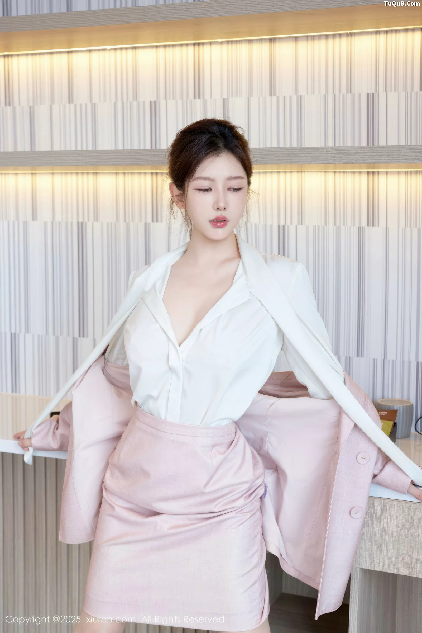 尹甜甜粉色OL制服露红色内衣配肉丝袜秀完美身材绝美写真 第 15 张